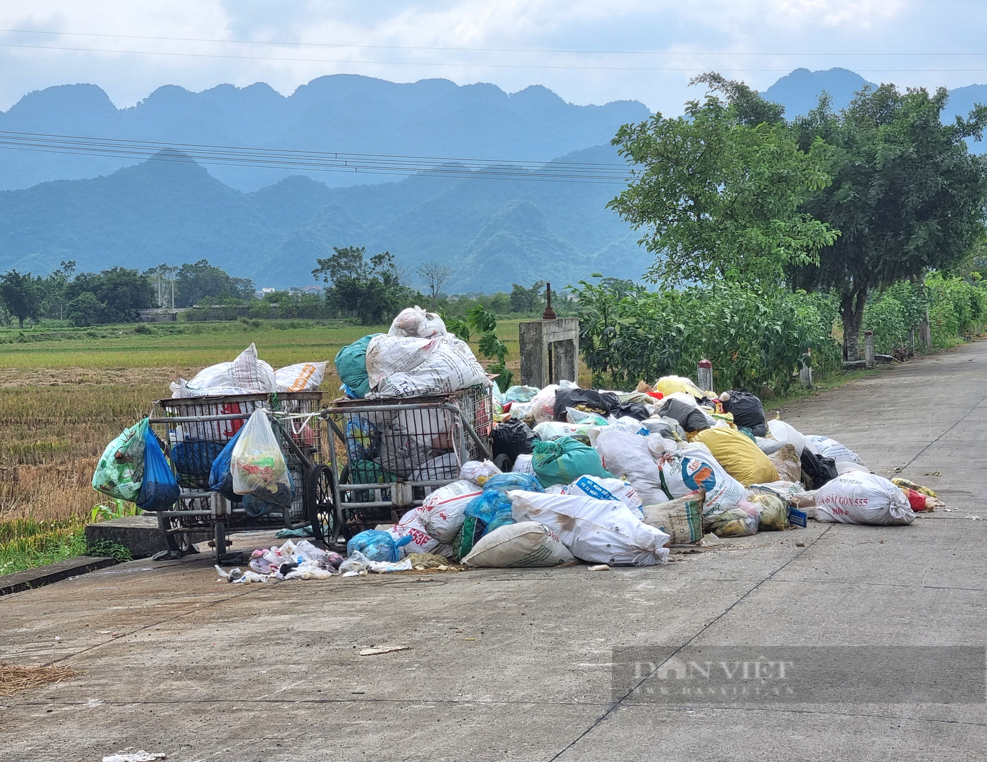 Một xã nông thôn mới kiểu mẫu ở Ninh Bình rác tràn lan trên đường - Ảnh 6.