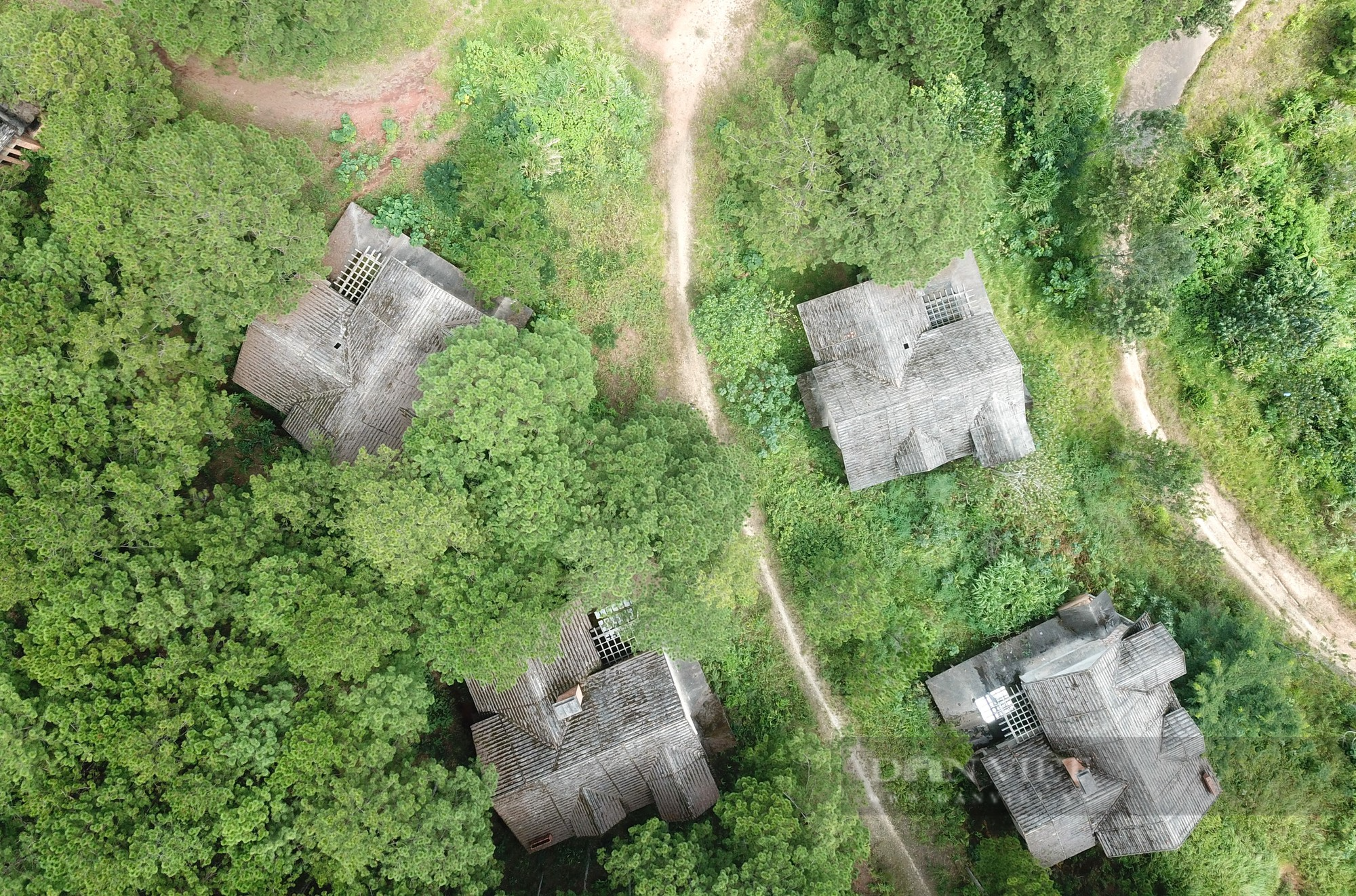 Hình ảnh ma quái trong loạt &quot;biệt thự ma&quot; bỏ hoang trong Khu du lịch quốc gia hồ Tuyền Lâm - Ảnh 2.
