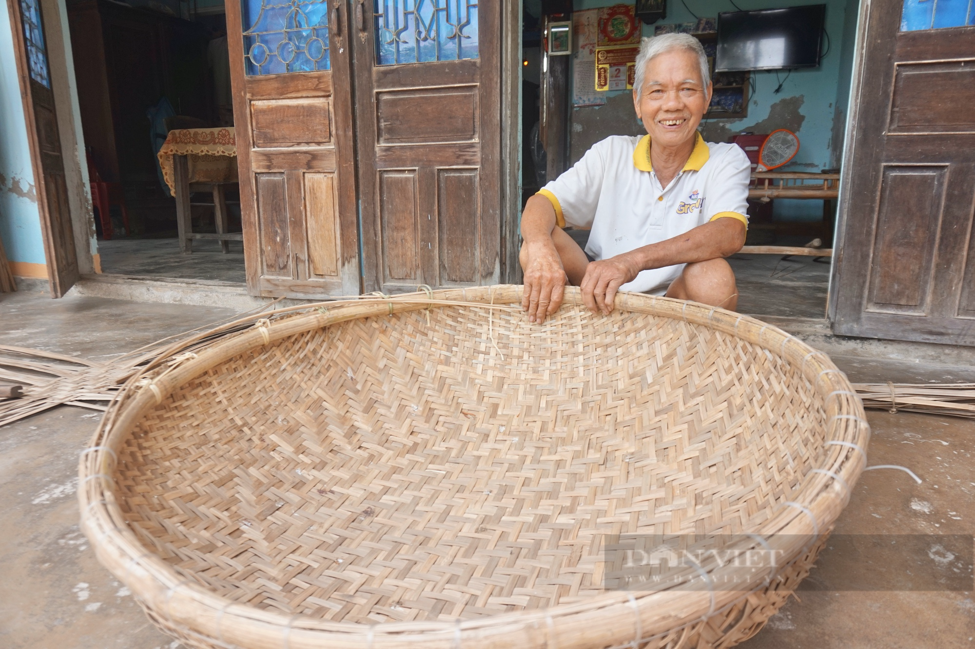 Quảng Nam: Người đan thúng cuối cùng ở làng Trà Nhiêu - Ảnh 1.