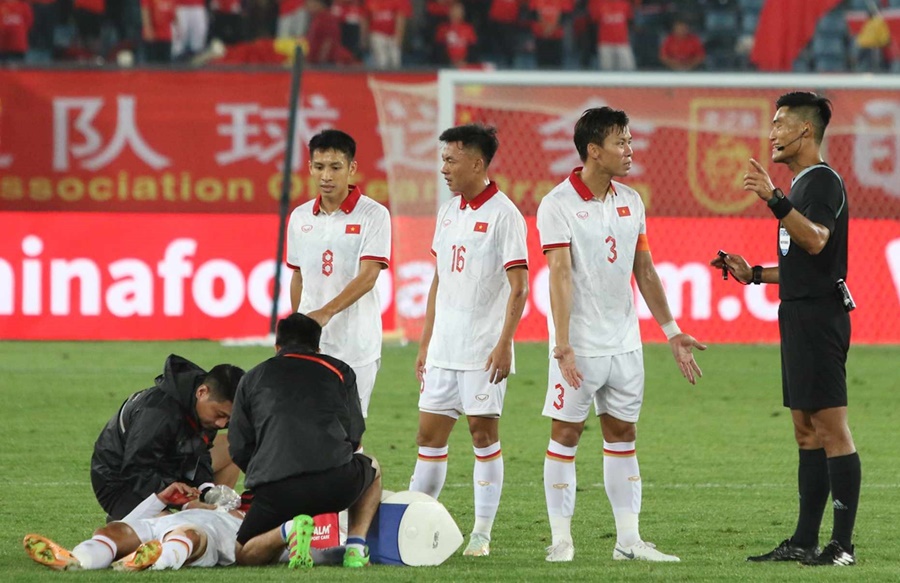 Hậu vệ Hồ Văn Cường khâu 7 mũi sau trận thua ĐT Trung Quốc - Ảnh 1.