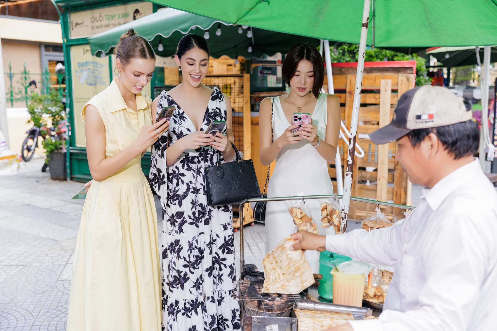 Các người đẹp Miss Earth 2022 thích thú dạo phố và thưởng thức ẩm thực đường phố Sài Gòn - Ảnh 5.
