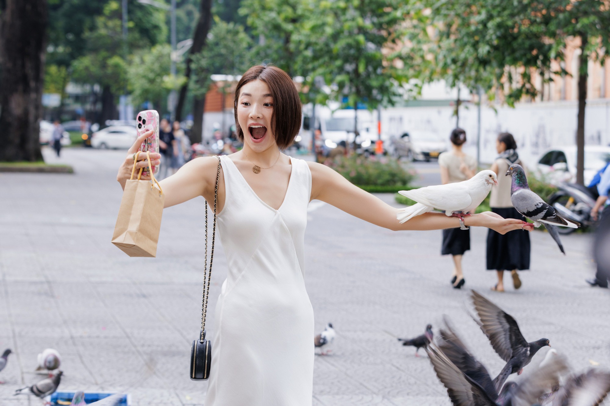 Các người đẹp Miss Earth 2022 thích thú dạo phố và thưởng thức ẩm thực đường phố Sài Gòn - Ảnh 2.