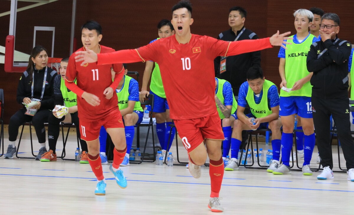 Thắng đậm Hàn Quốc, futsal Việt Nam giành ngôi đầu bảng thẳng tiến VCK futsal châu Á 2024 - Ảnh 1.