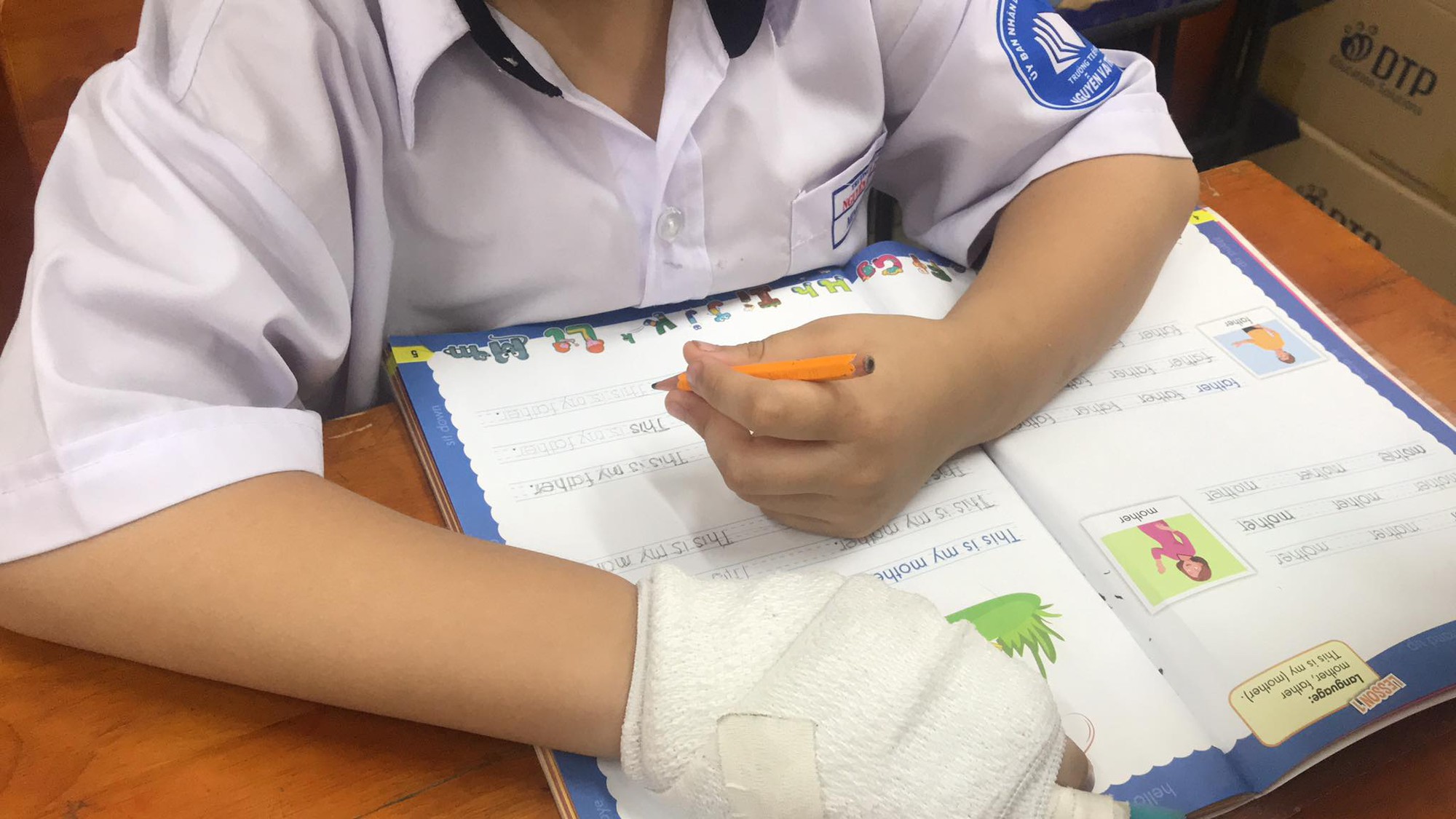 Vụ học sinh bị đánh gãy ngón tay: Phụ huynh phản ánh có dấu hiệu không minh bạch khi xử lý viên chức - Ảnh 1.