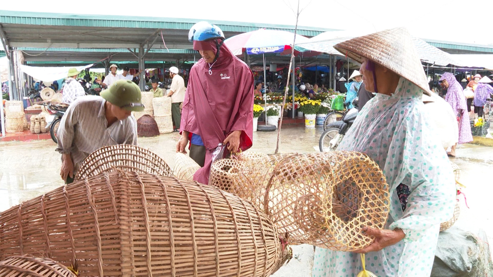 Một cái chợ làng ở Thái Bình hàng trăm năm tuổi, mãi ngắm đồ nhà quê, chợt tỉnh bởi mùi bánh cuốn thơm - Ảnh 2.