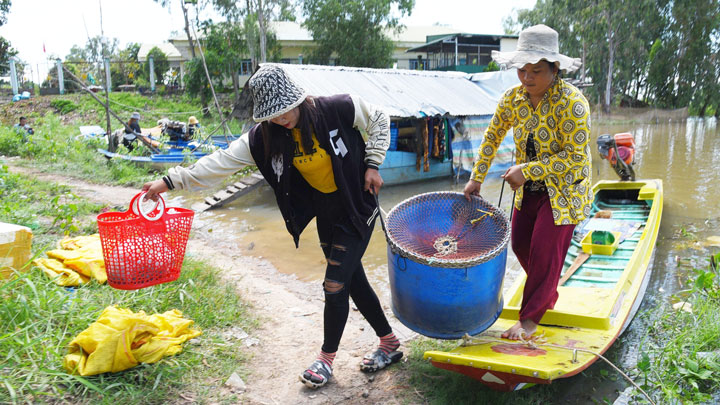 Sản vật mùa nước nổi An Giang, lũ thấp, có nơi vẫn tấp nập kẻ bán người mua - Ảnh 9.