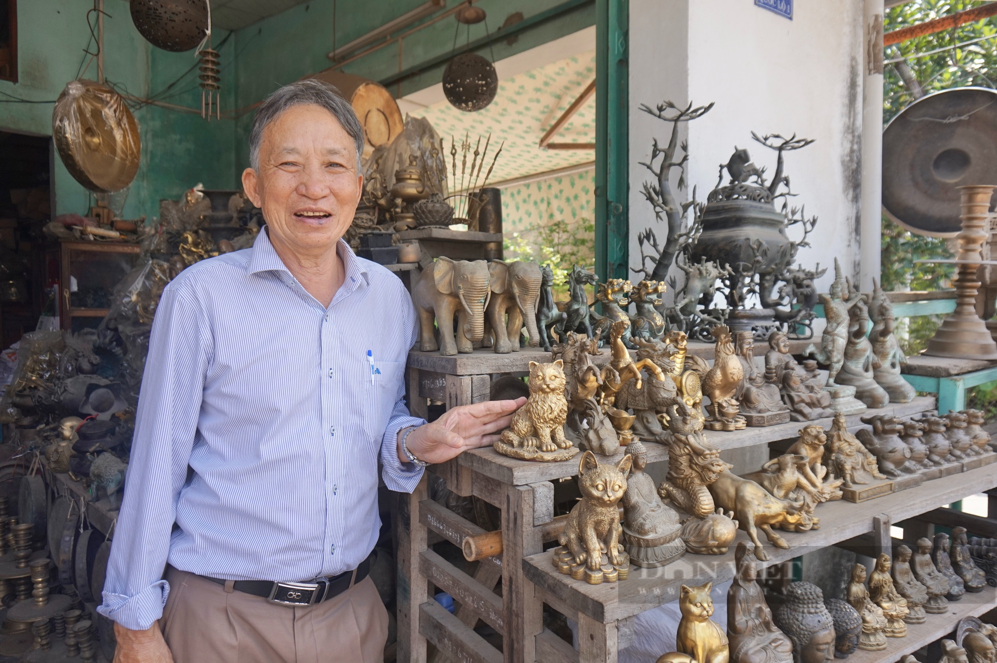 Một nghệ nhân ưu tú chuyên chinh phục các kỷ lục đồ đồng của một làng cổ nổi tiếng Quảng Nam- Ảnh 1.