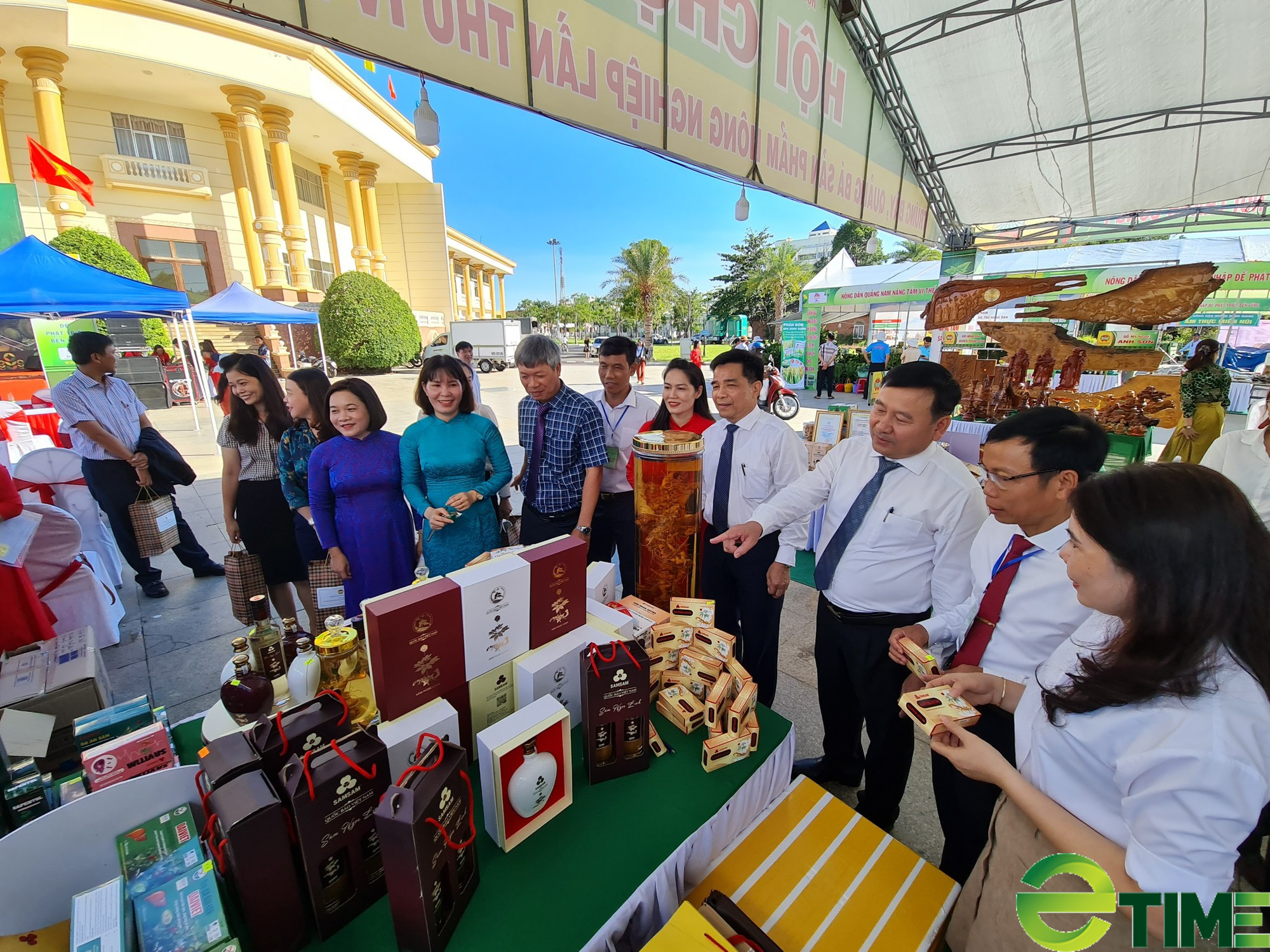 Chủ tịch Quảng Nam tặng bằng khen kèm 5 triệu đồng cho 5 cá nhân đạt giải về khởi nghiệp - Ảnh 1.