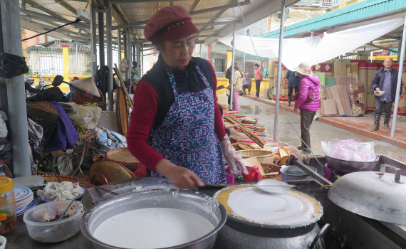 Một cái chợ làng ở Thái Bình hàng trăm năm tuổi, mãi ngắm đồ nhà quê, chợt tỉnh bởi mùi bánh cuốn thơm - Ảnh 3.