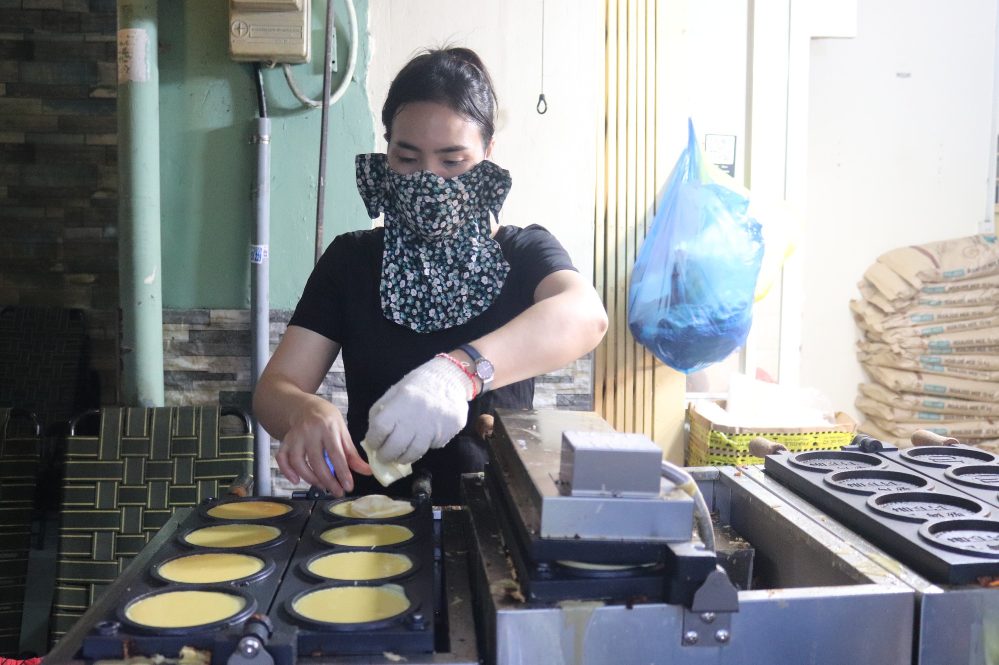 Bốc số chờ mua bánh đồng xu Hàn Quốc ở Sài Gòn  - Ảnh 2.
