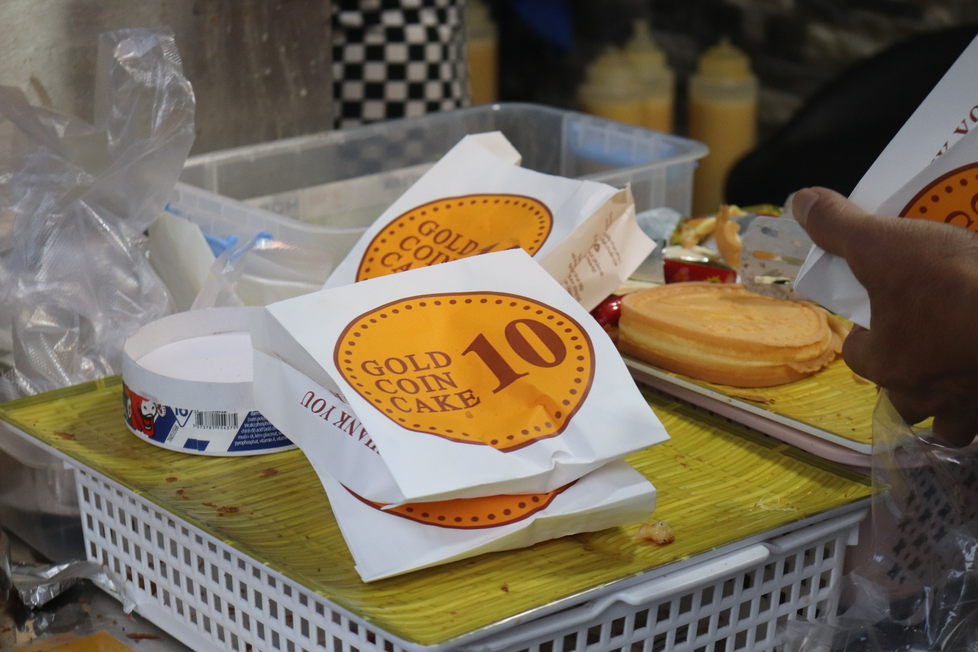 Bốc số chờ mua bánh đồng xu Hàn Quốc ở Sài Gòn  - Ảnh 11.