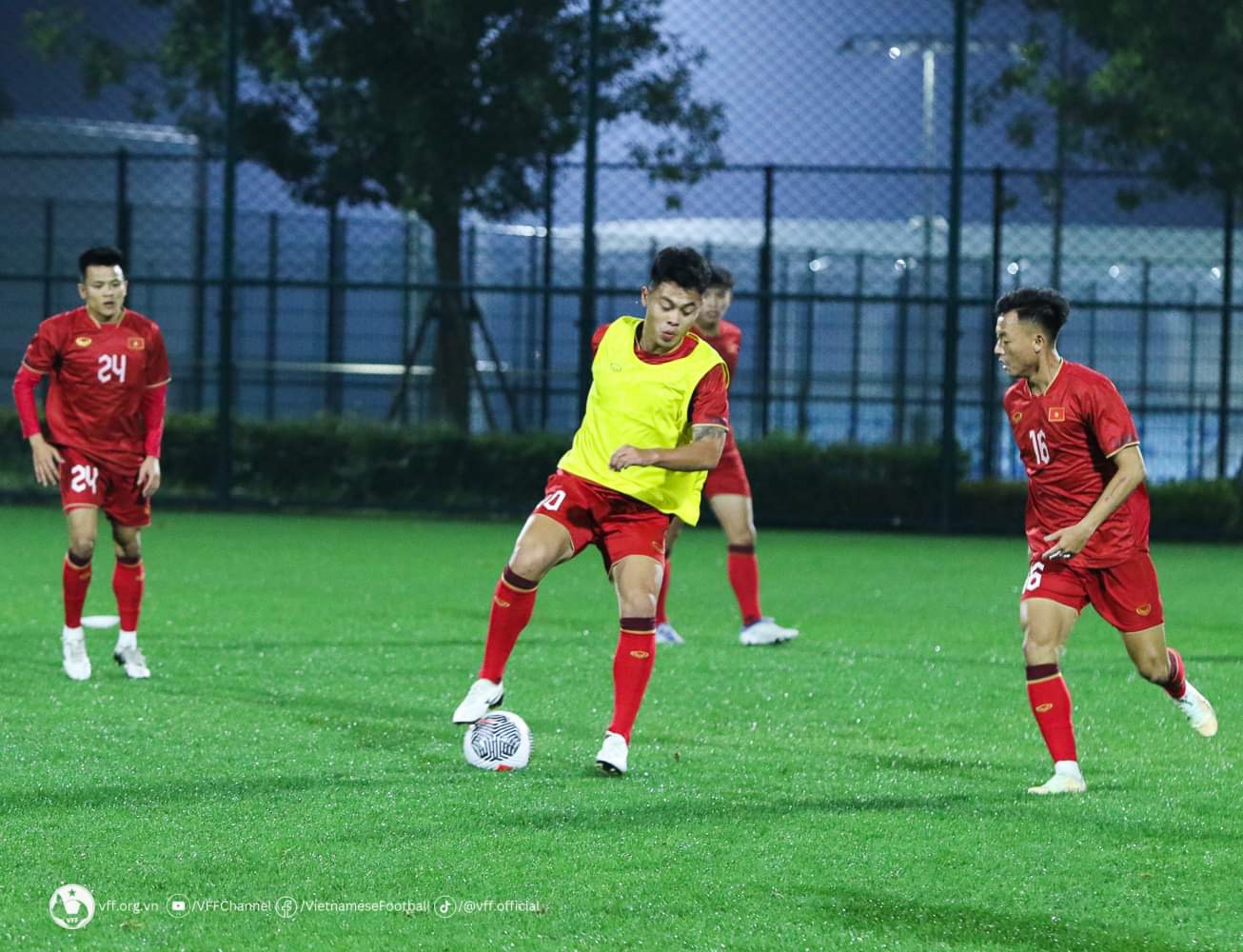 Các cầu thủ ĐT Việt Nam tích cực tập luyện trước trận đấu với Uzbekistan - Ảnh 2.