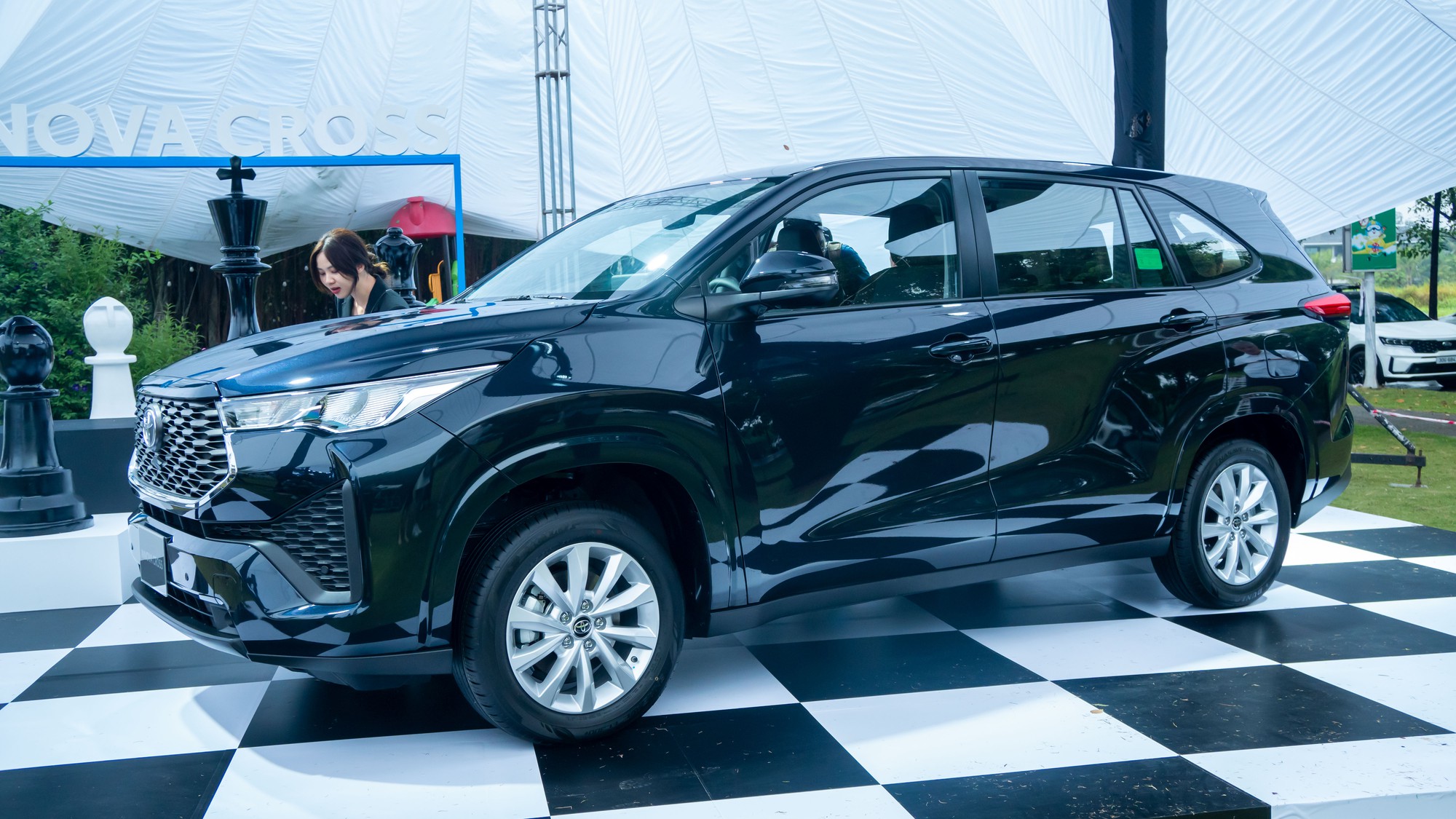 Toyota Innova Cross 2023 ra mắt: Hai phiên bản giá từ 810 triệu, quyết đấu Hyundai Custin - Ảnh 1.