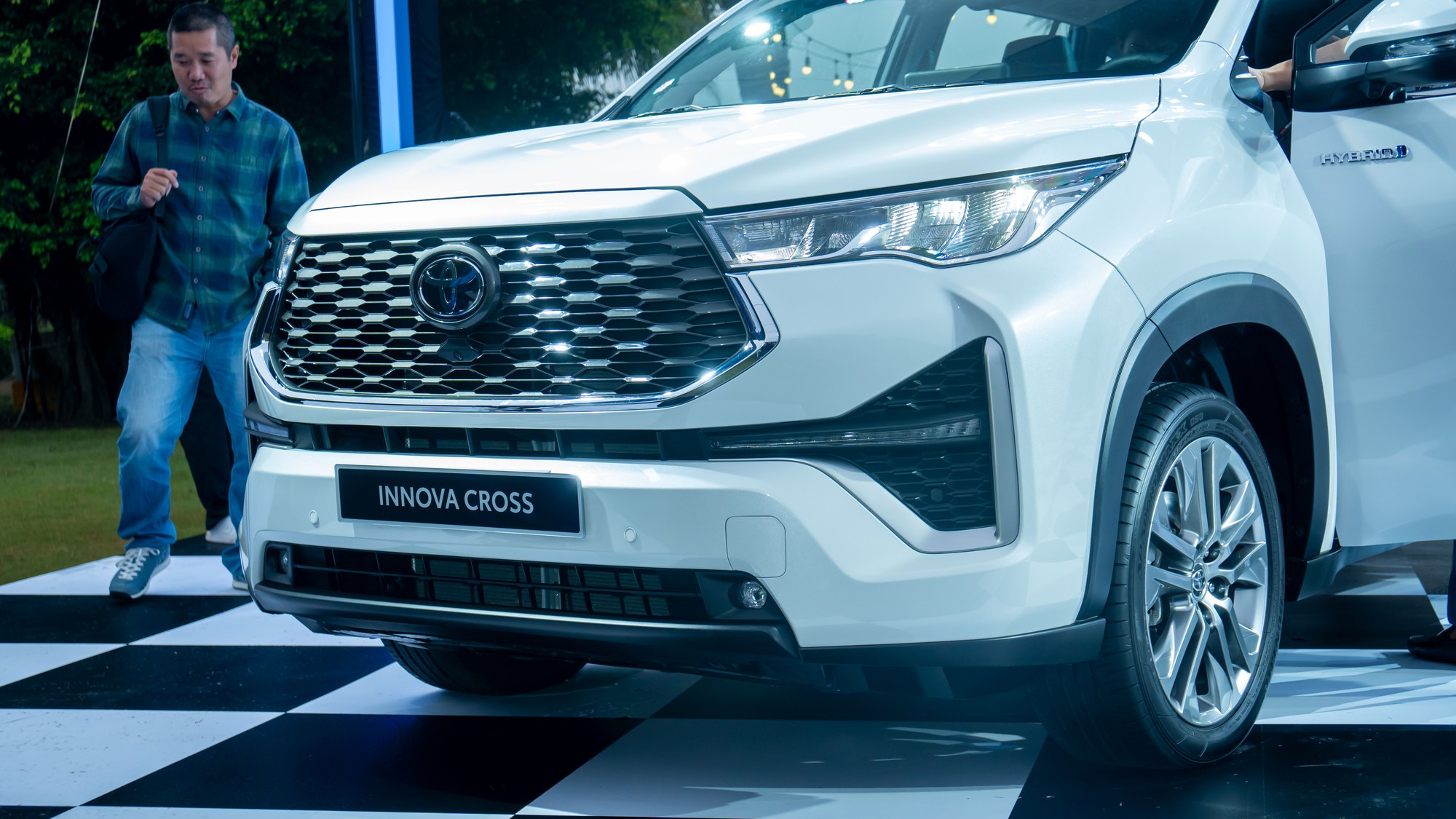 Giá xe Toyota Innova Cross lăn bánh tháng 1/2024: Giảm giá để kéo khách- Ảnh 8.