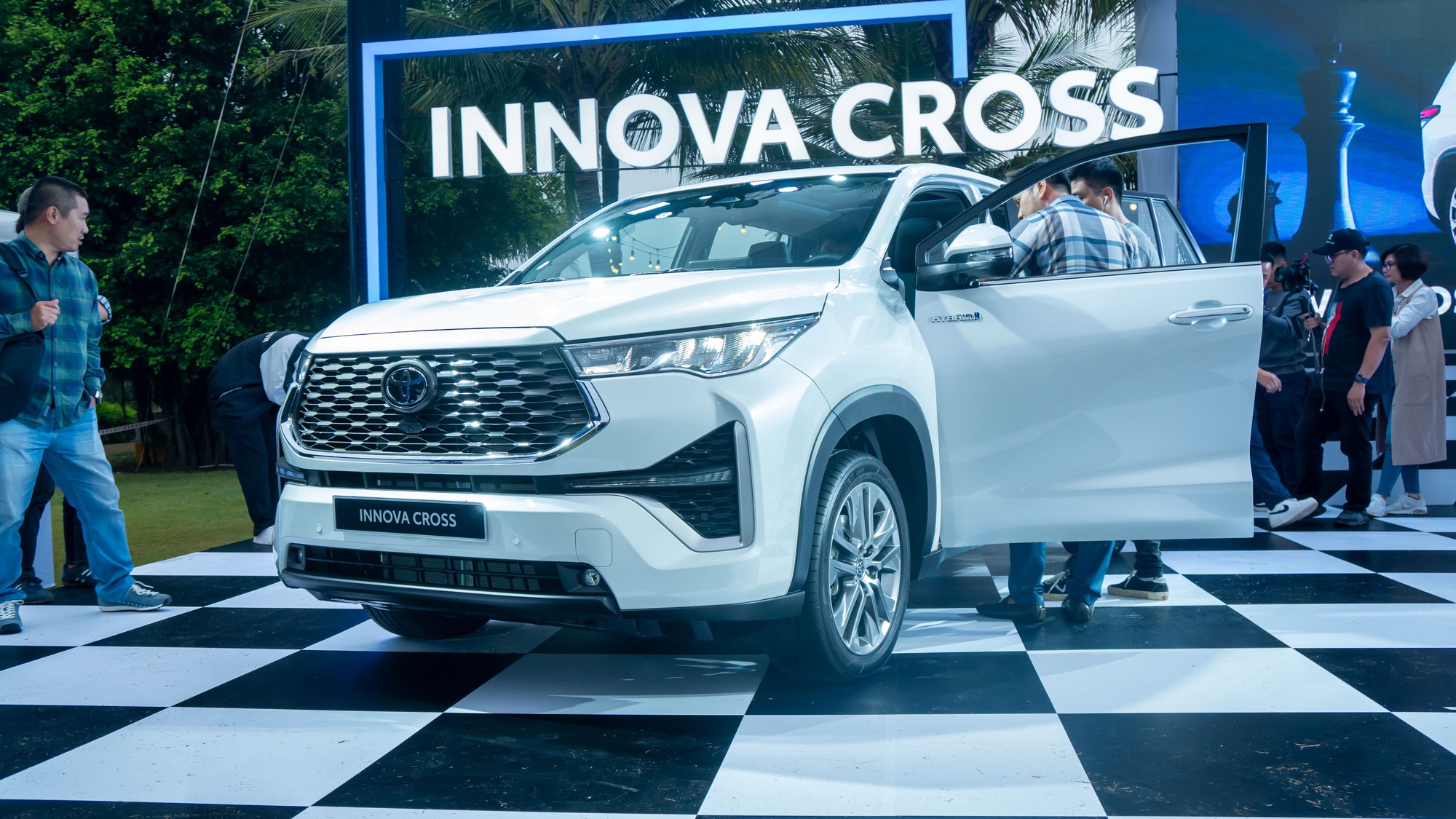 Giá xe Toyota Innova Cross lăn bánh tháng 3/2024: Giảm không "phanh" kéo doanh số- Ảnh 5.