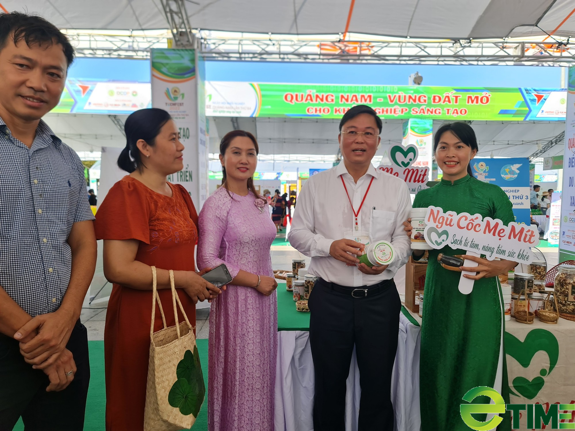Chủ tịch Quảng Nam tặng bằng khen kèm 5 triệu đồng cho 5 cá nhân đạt giải về khởi nghiệp - Ảnh 2.