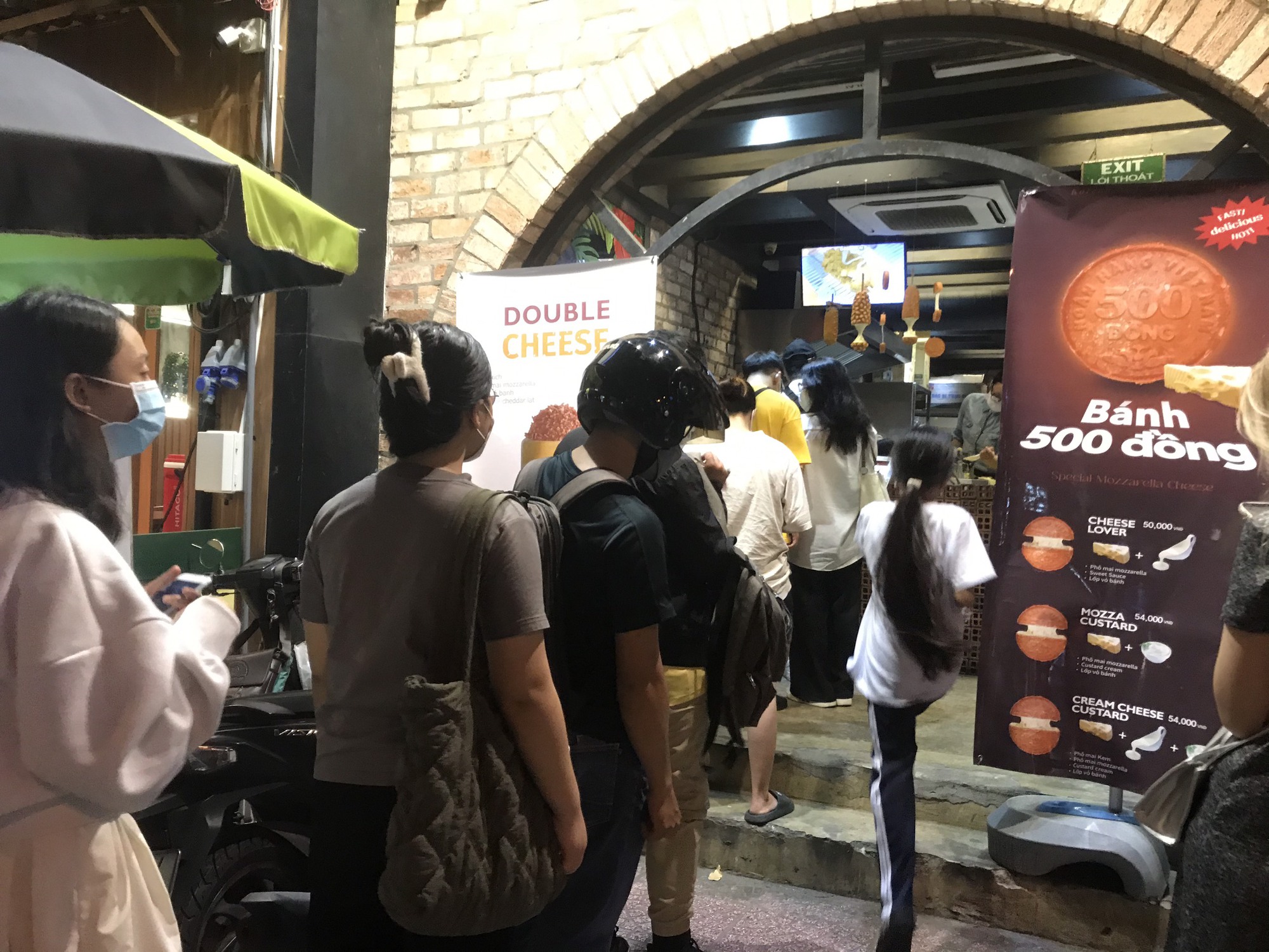 Bốc số chờ mua bánh đồng xu Hàn Quốc ở Sài Gòn  - Ảnh 4.