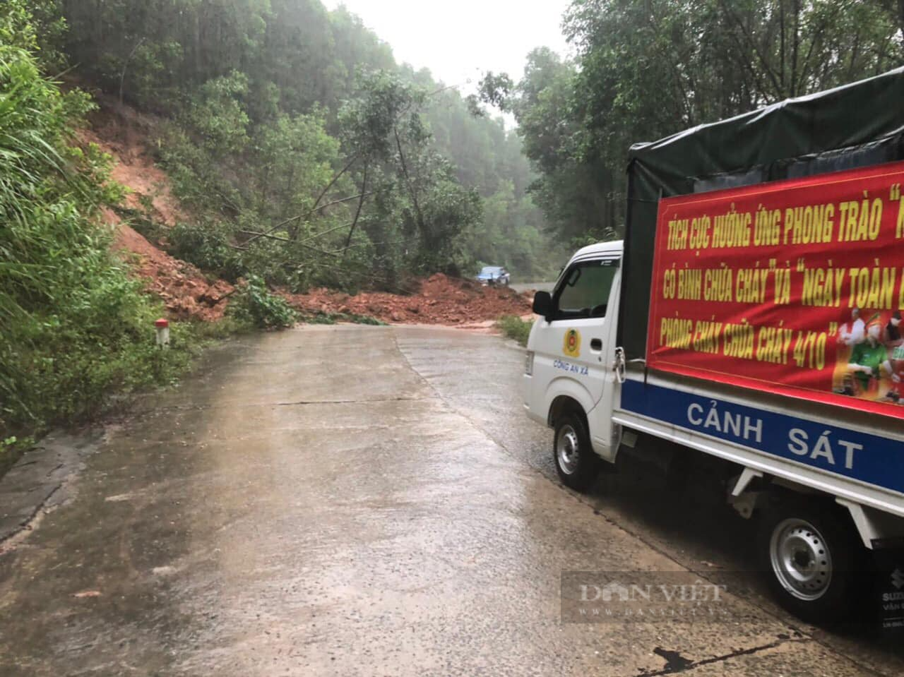 Hà Tĩnh: Mưa lớn khiến nhiều tuyến đường bị sạt lở ách tắc, cầu ngập gây chia cắt - Ảnh 3.