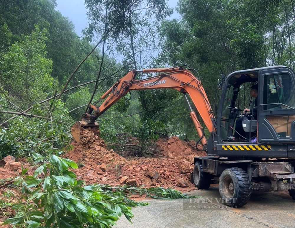 Hà Tĩnh: Mưa lớn khiến nhiều tuyến đường bị sạt lở ách tắc, cầu ngập gây chia cắt - Ảnh 4.