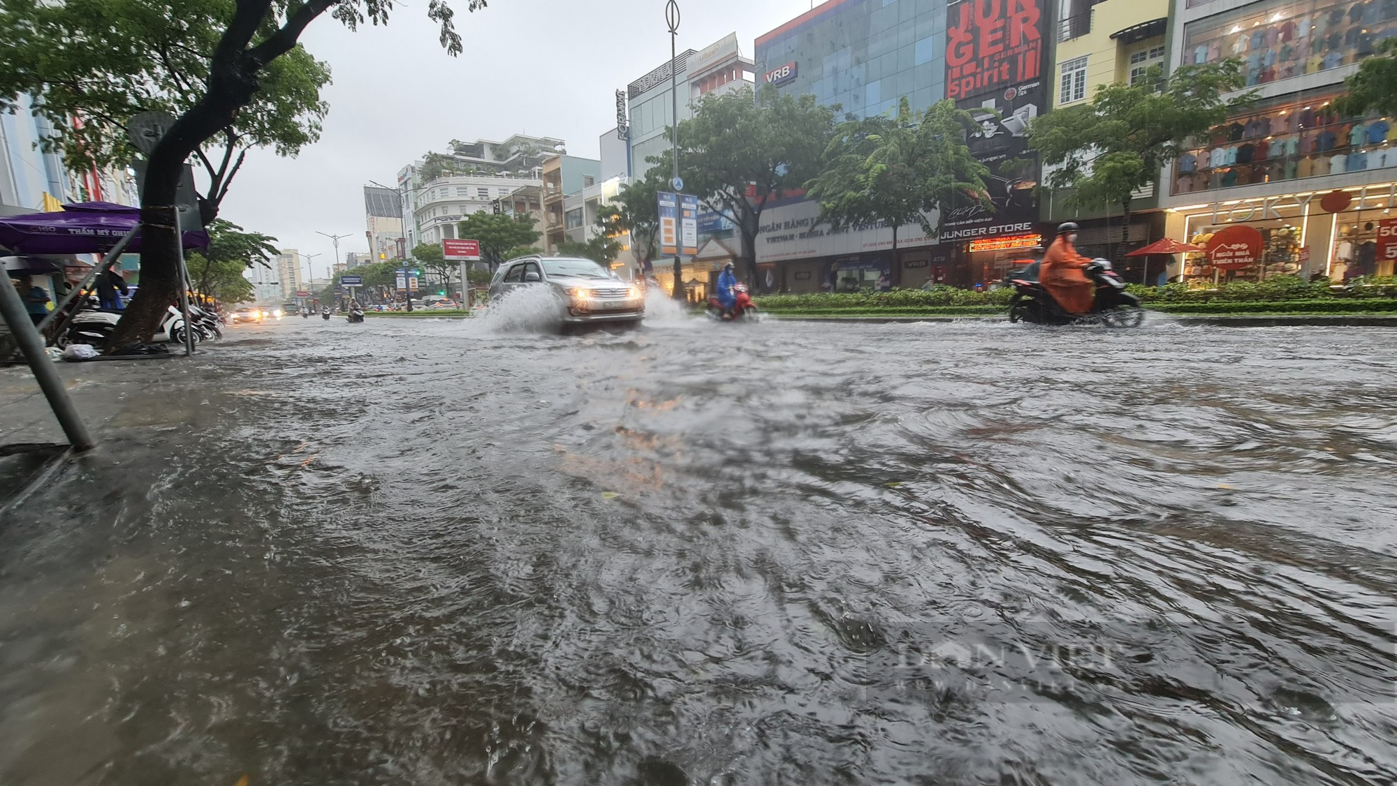 Mưa lớn, nhiều tuyến phố biến thành sông tại Đà Nẵng - Ảnh 1.