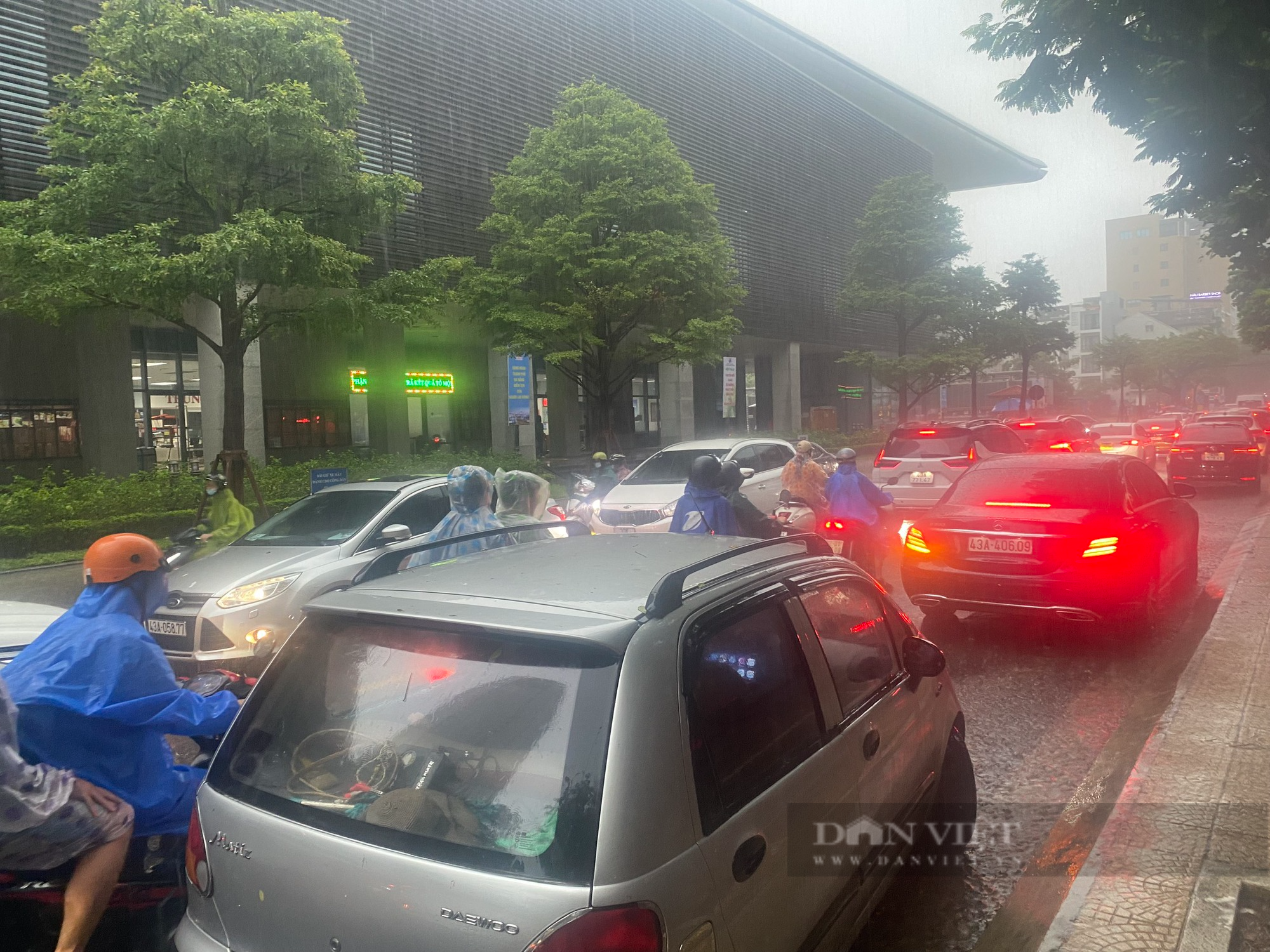 Đà Nẵng mưa lớn, loạt xe ô tô ngập nước, phụ huynh bức xúc vì nhận tin cho học sinh nghỉ học quá trễ - Ảnh 2.