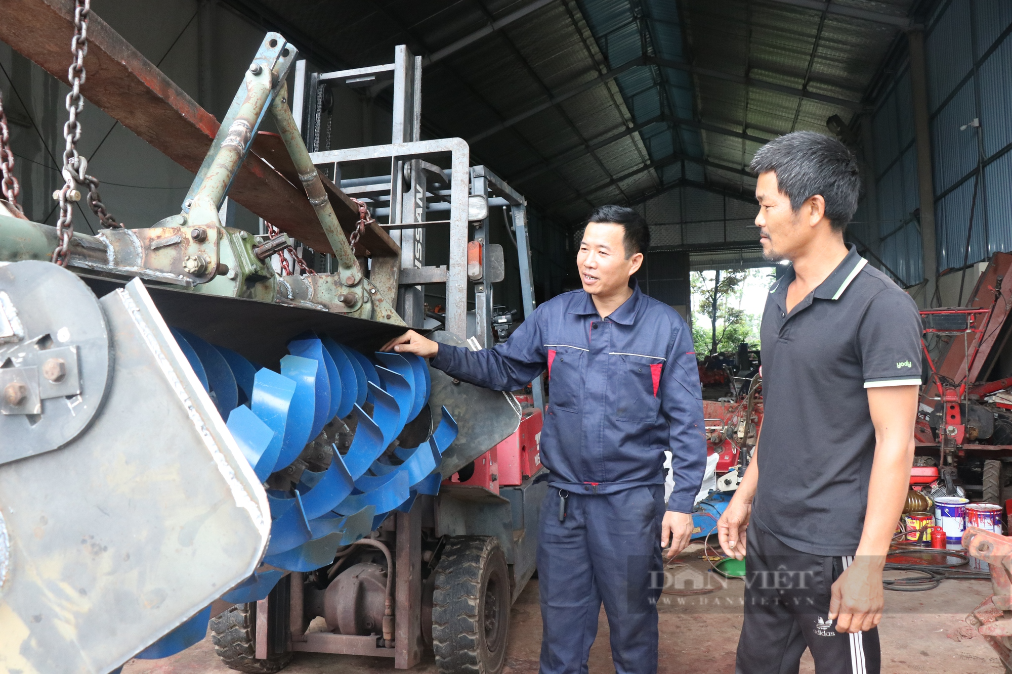 Nông dân Việt Nam xuất sắc 2023 đến từ Bắc Ninh chế tạo thành công nhiều loại máy phay lên luống 5 trong 1 - Ảnh 5.