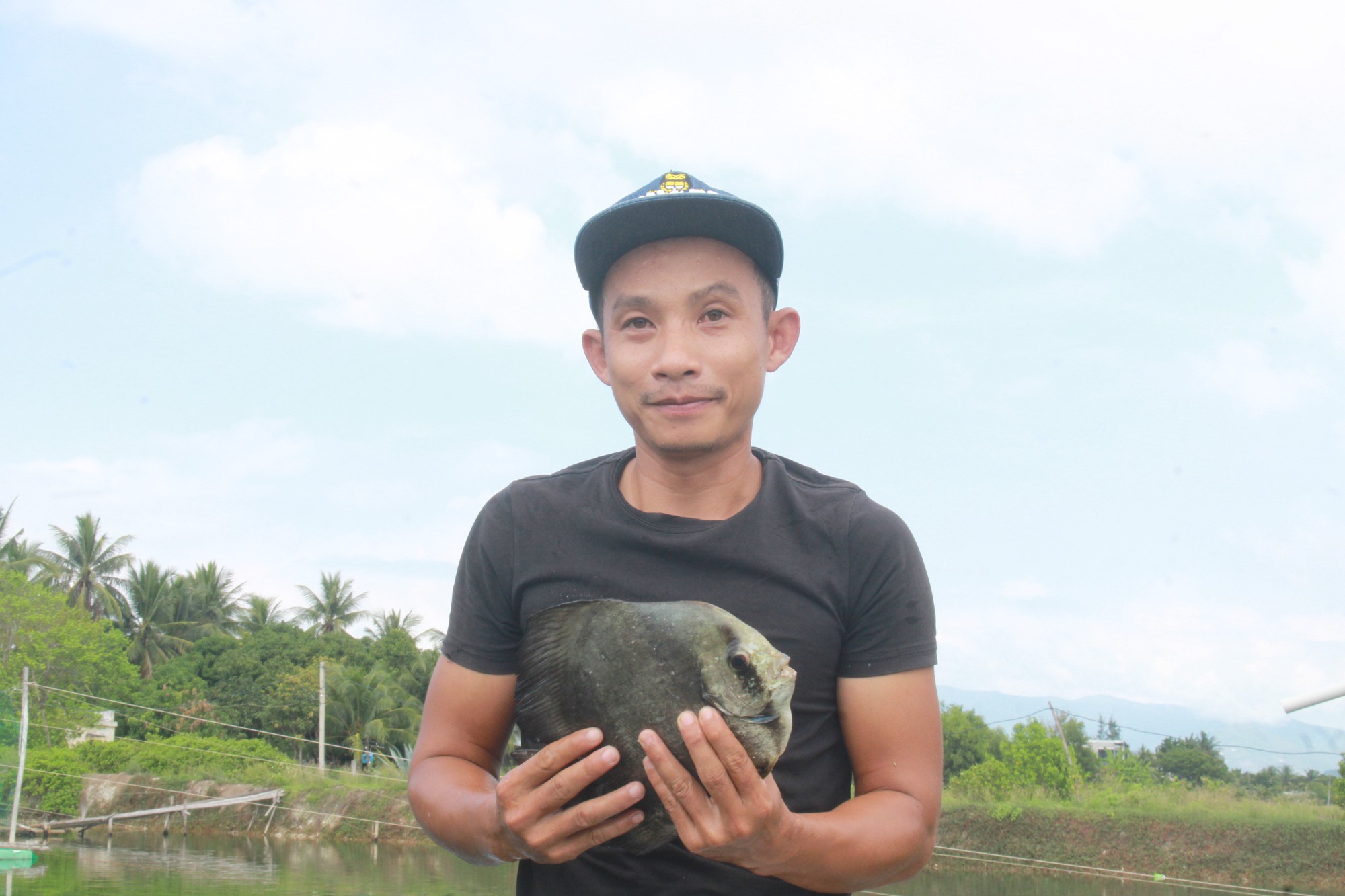 Nuôi loài cá thương phẩm nặng gần 2kg/con, nông dân Khánh Hòa phấn khởi - Ảnh 1.
