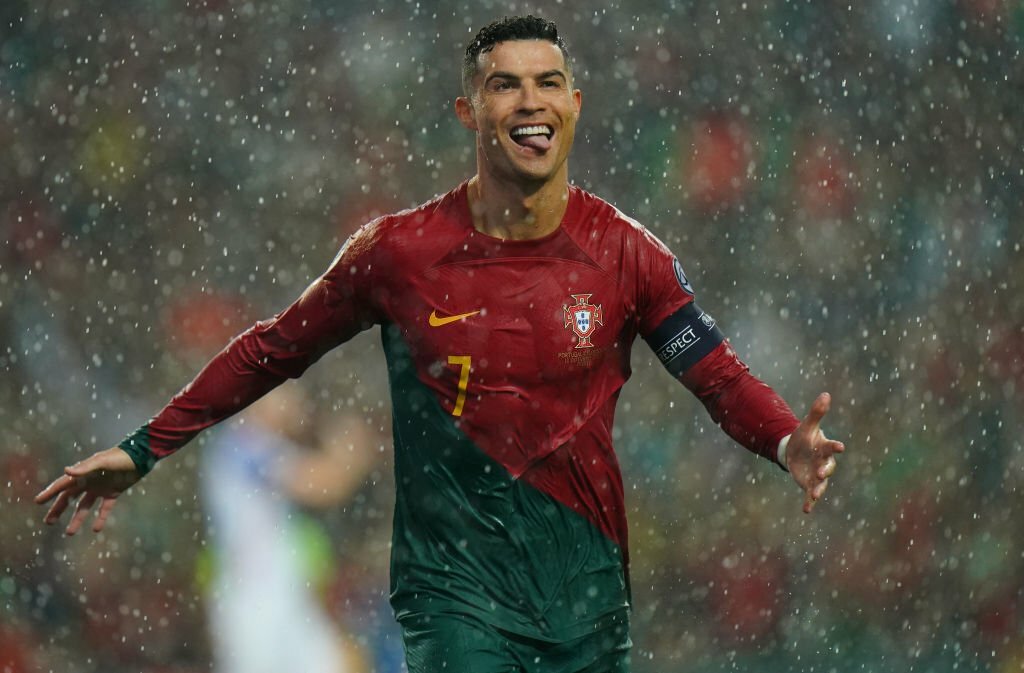Lập cú đúp đưa Bồ Đào Nha giành vé dự VCK EURO 2024, Ronaldo tạo nên kỷ lục mới - Ảnh 1.