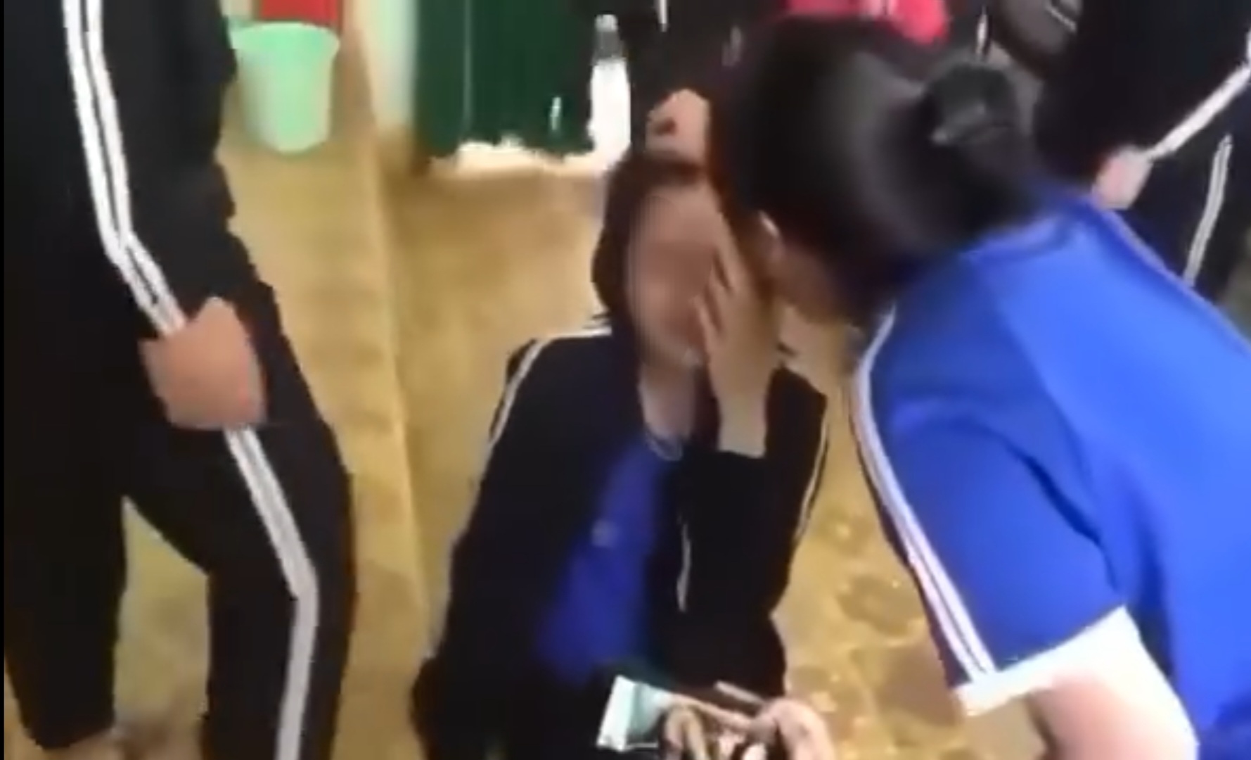 Một học sinh bị bắt quỳ gối, đánh hội đồng giữa lớp học ở Lâm Đồng - Ảnh 1.