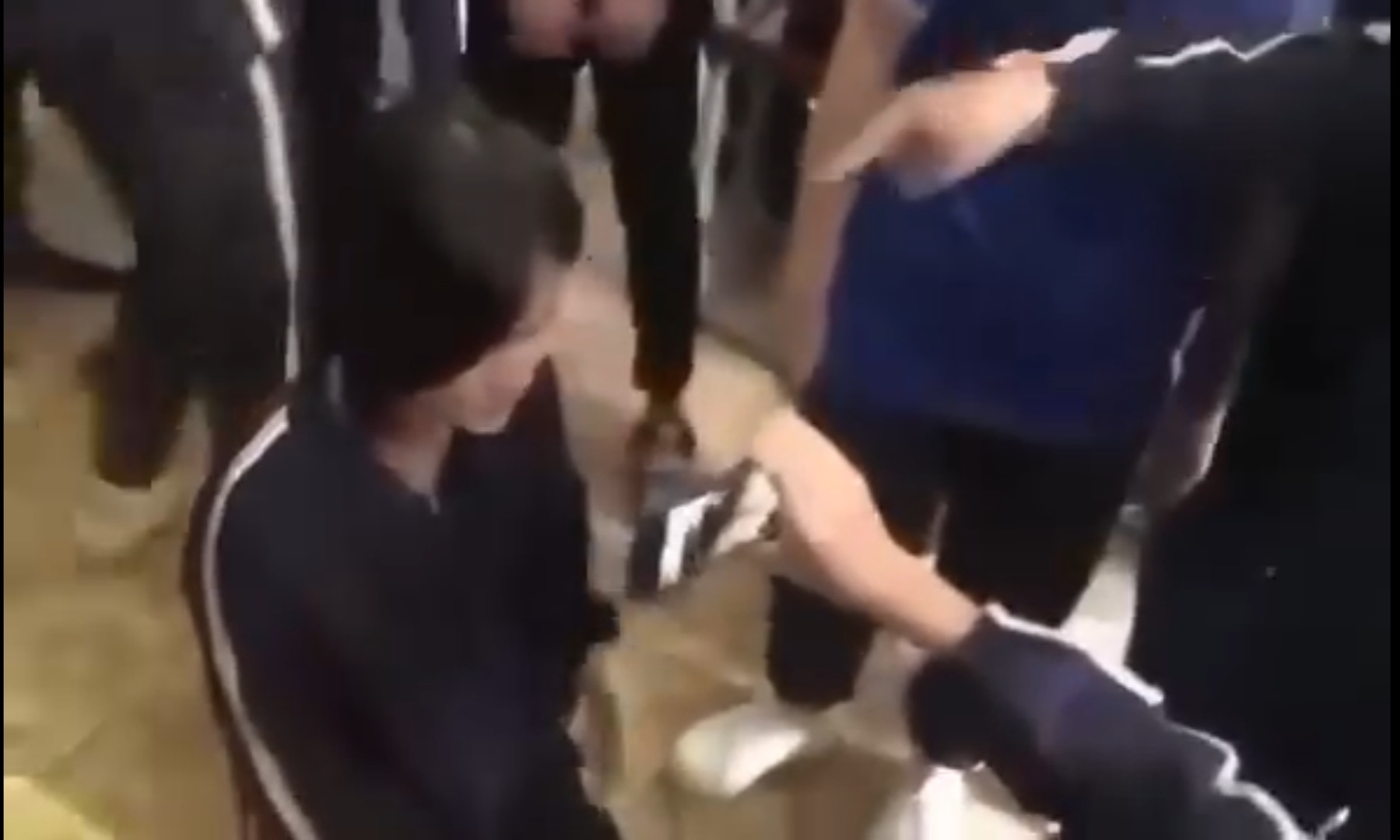 Một học sinh bị bắt quỳ gối, đánh hội đồng giữa lớp học ở Lâm Đồng - Ảnh 2.