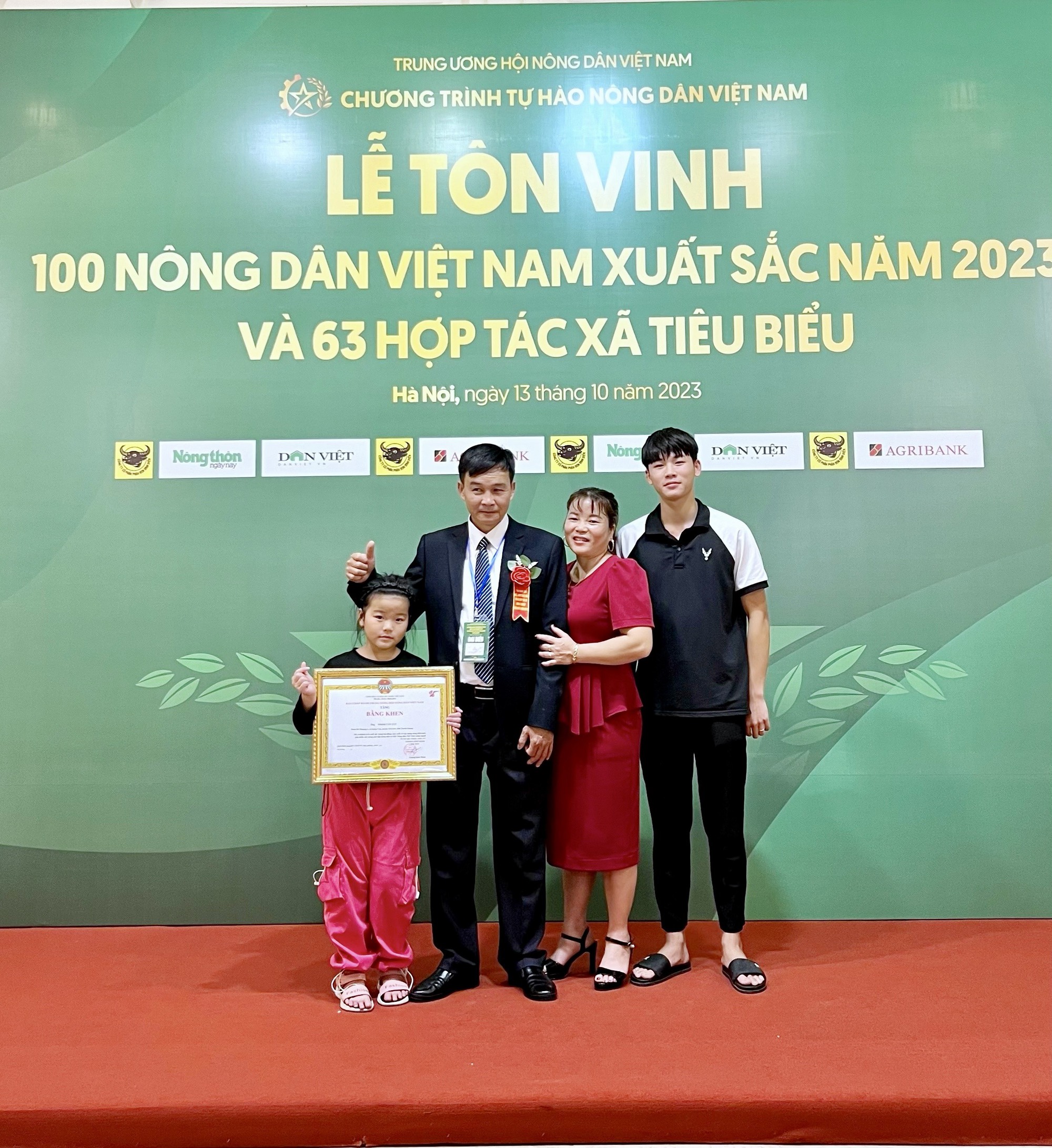 Nông dân Việt Nam xuất sắc 2023: Đọc lại bài báo viết về mình, tôi xúc động rơi nước mắt - Ảnh 1.