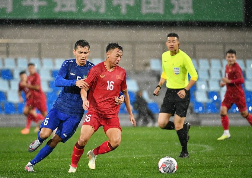 HLV Troussier chỉ ra 2 điểm yếu của ĐT Việt Nam sau trận thua Uzbekistan - Ảnh 2.