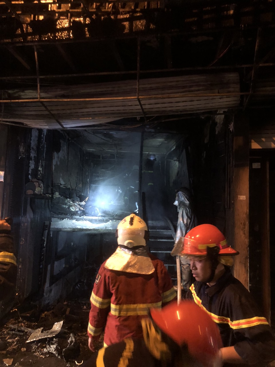 4 người tự thoát trong đám cháy nhà 4 tầng ở Hà Nội - Ảnh 1.