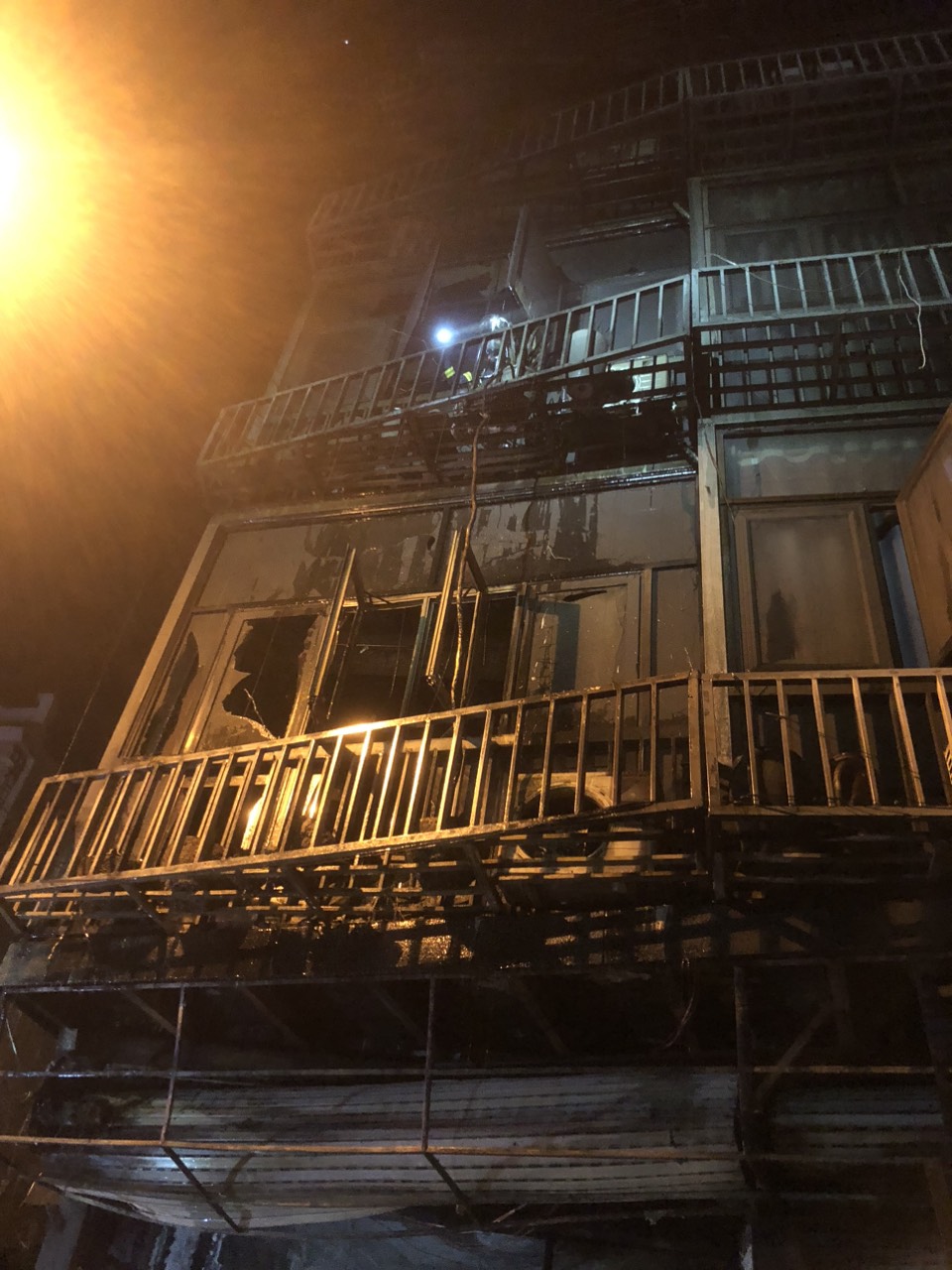4 người tự thoát trong đám cháy nhà 4 tầng ở Hà Nội - Ảnh 2.