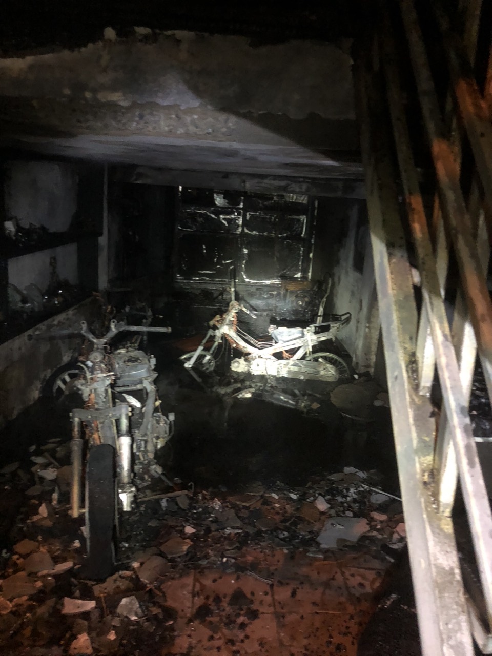 4 người tự thoát trong đám cháy nhà 4 tầng ở Hà Nội - Ảnh 3.
