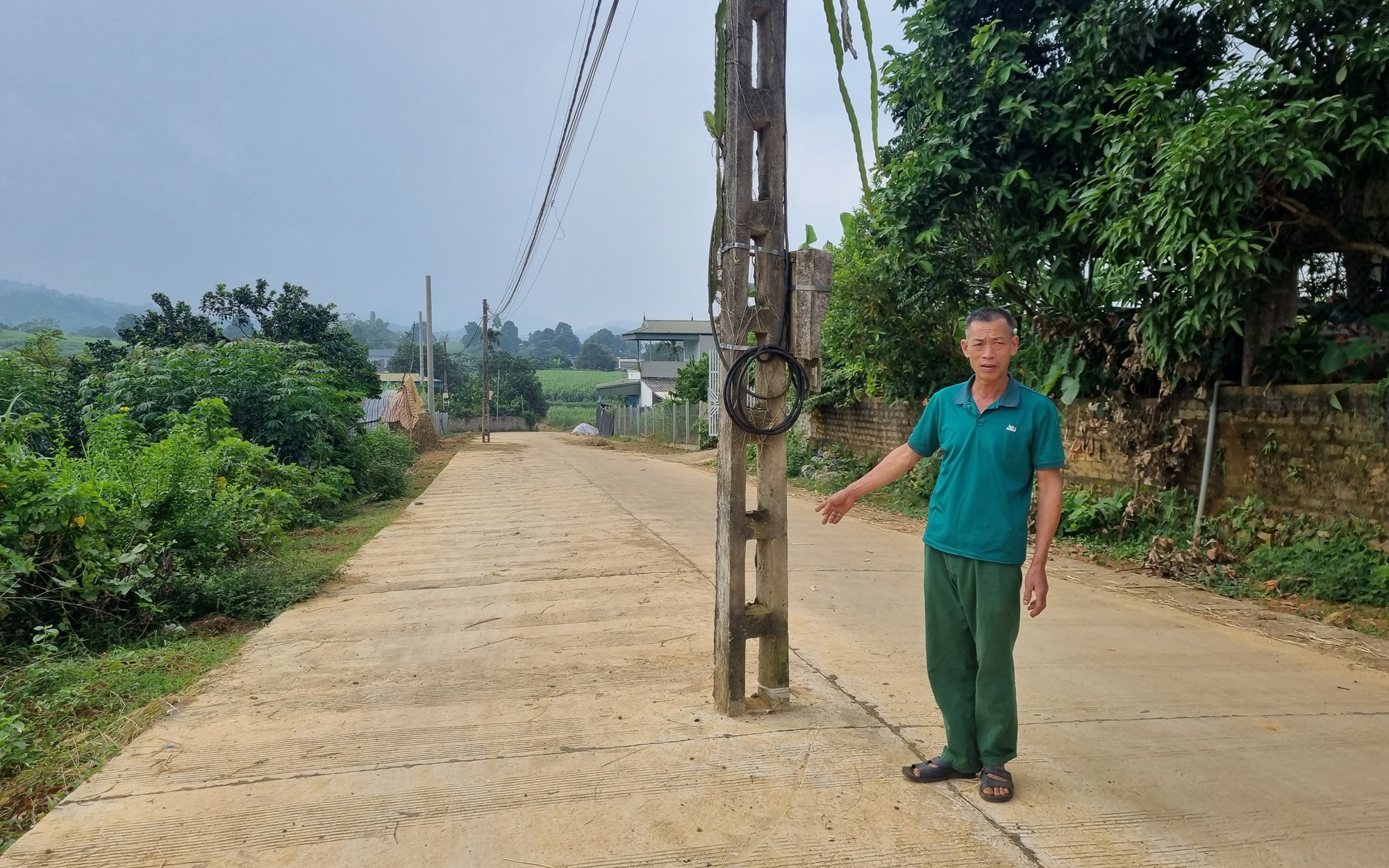 Cần sớm di dời cột điện nằm chình ình giữa đường ở huyện Cao Phong (Hòa Bình)