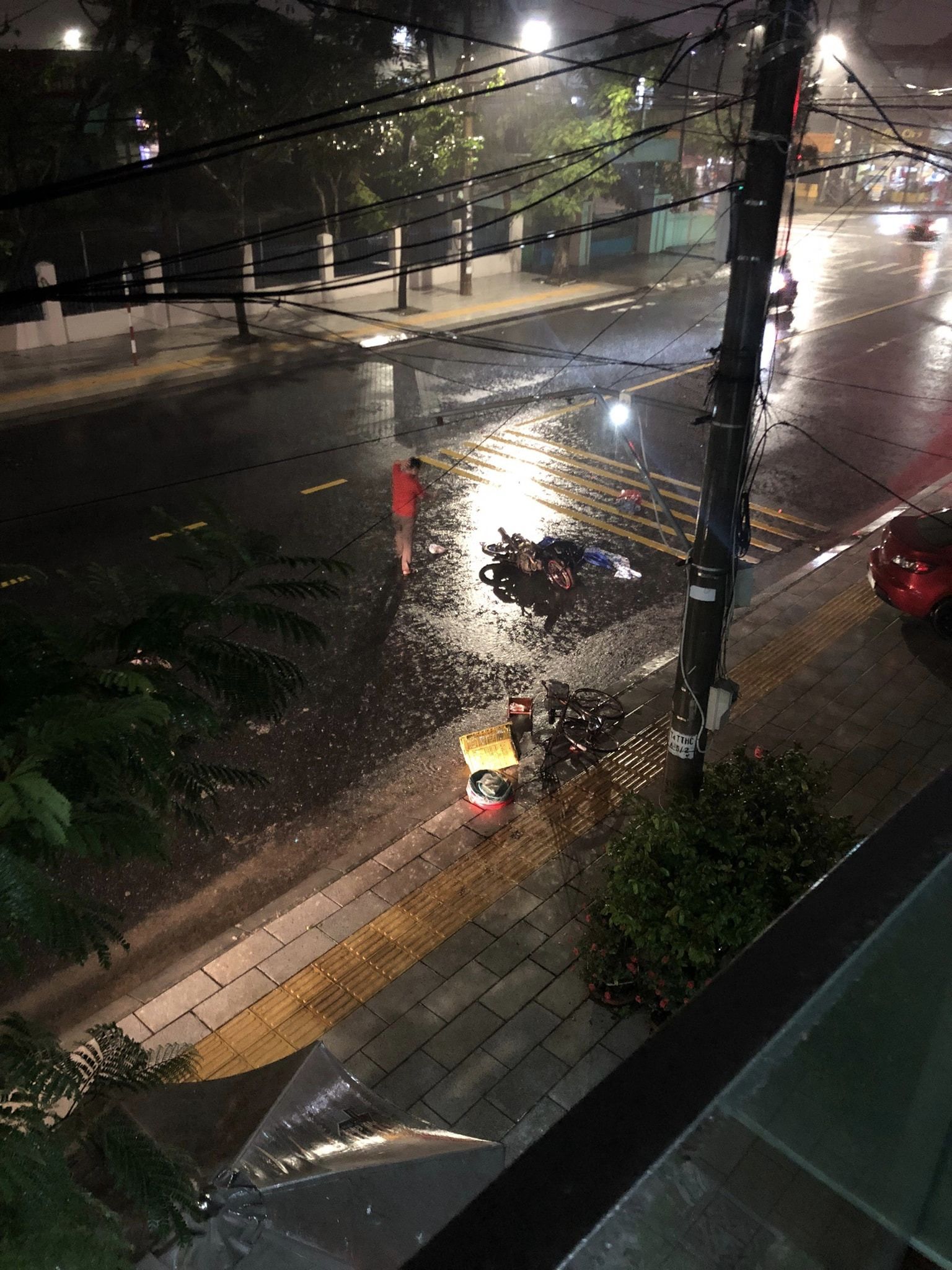 Quảng Nam: Làm rõ việc ô tô tông 2 mẹ con trong mưa rồi rời khỏi hiện trường - Ảnh 1.