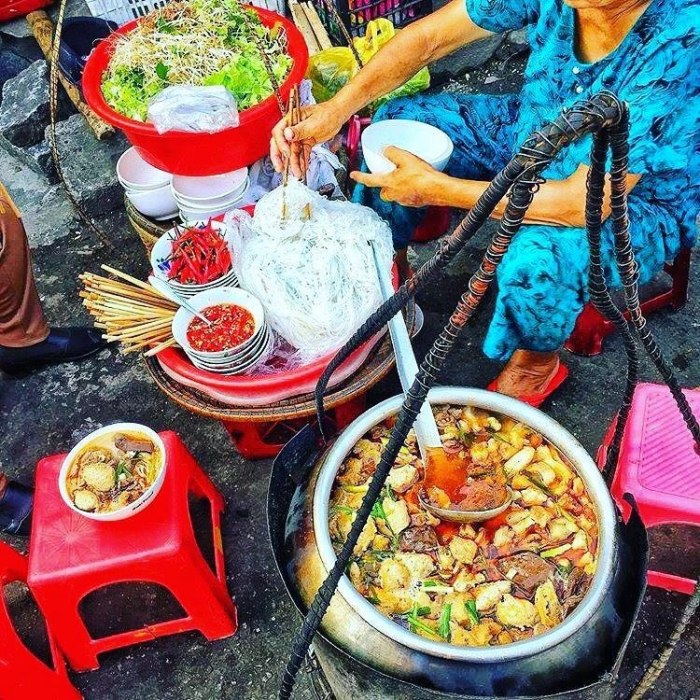 Nổi tiếng thiên đường ăn vặt, du khách đến Huế nên đến những khu ẩm thực này - Ảnh 1.