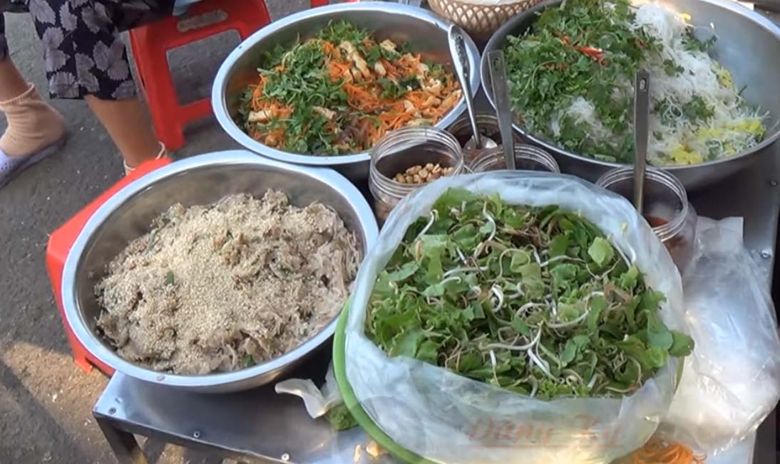 Nổi tiếng thiên đường ăn vặt, du khách đến Huế nên đến những khu ẩm thực này - Ảnh 14.