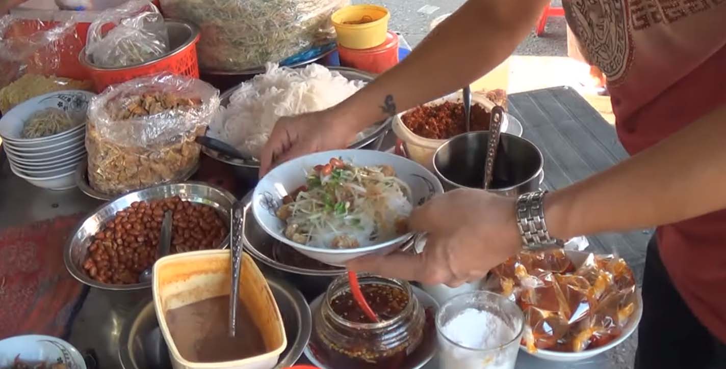 Nổi tiếng thiên đường ăn vặt, du khách đến Huế nên đến những khu ẩm thực này - Ảnh 10.