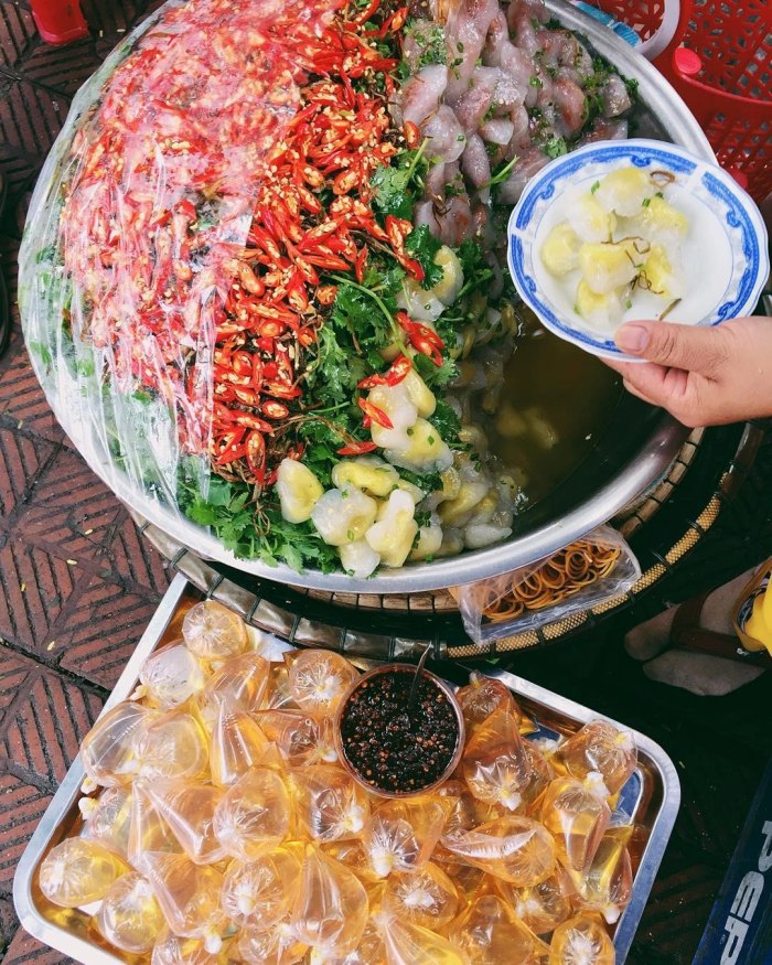 Nổi tiếng thiên đường ăn vặt, du khách đến Huế nên đến những khu ẩm thực này - Ảnh 3.