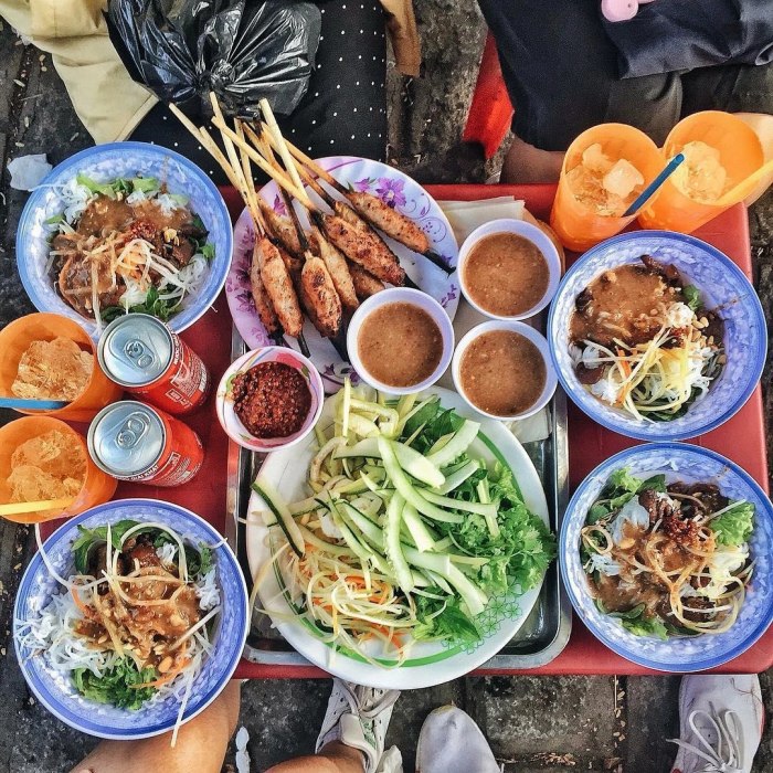 Nổi tiếng thiên đường ăn vặt, du khách đến Huế nên đến những khu ẩm thực này - Ảnh 4.