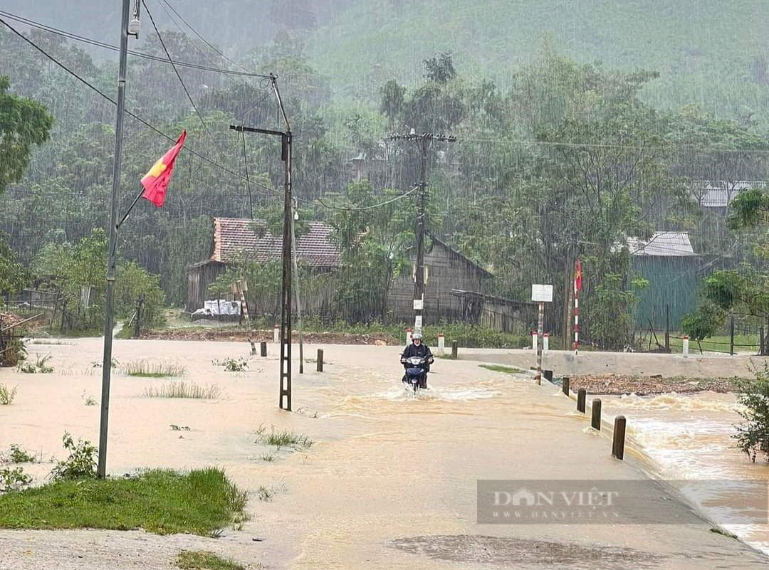 Quảng Bình: Trời ngớt mưa, nhiều khu vực vẫn còn chia cắt do lũ - Ảnh 1.