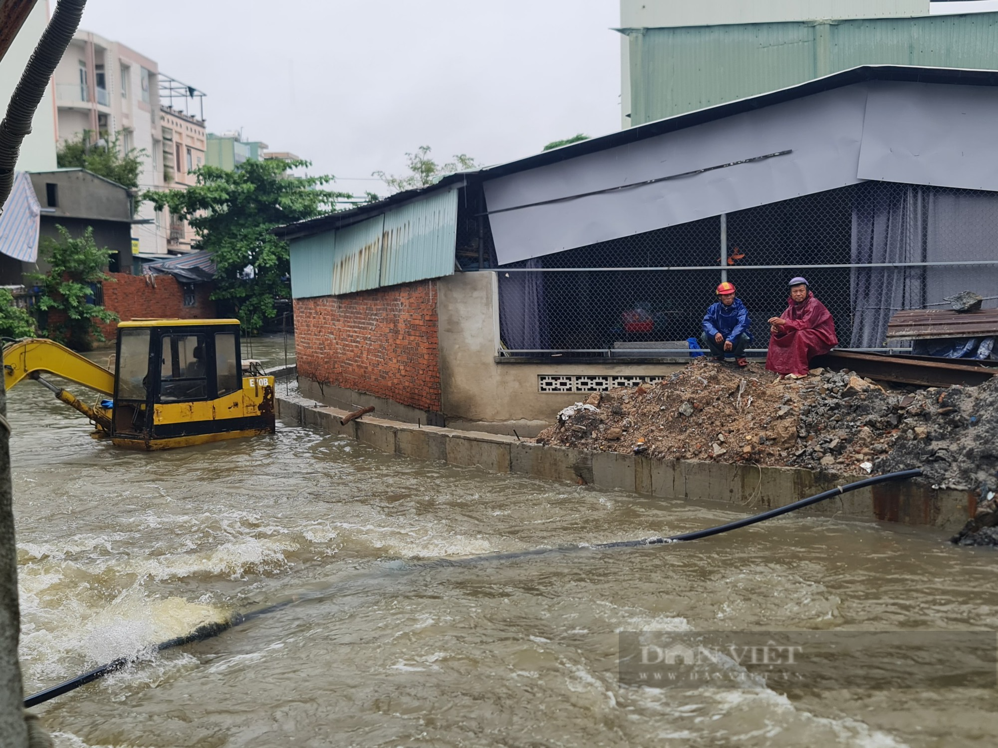 Quảng Nam: Nước cuồn cuộn đổ về, người dân nơm nớp nỗi lo nhà bị sạt lở - Ảnh 6.