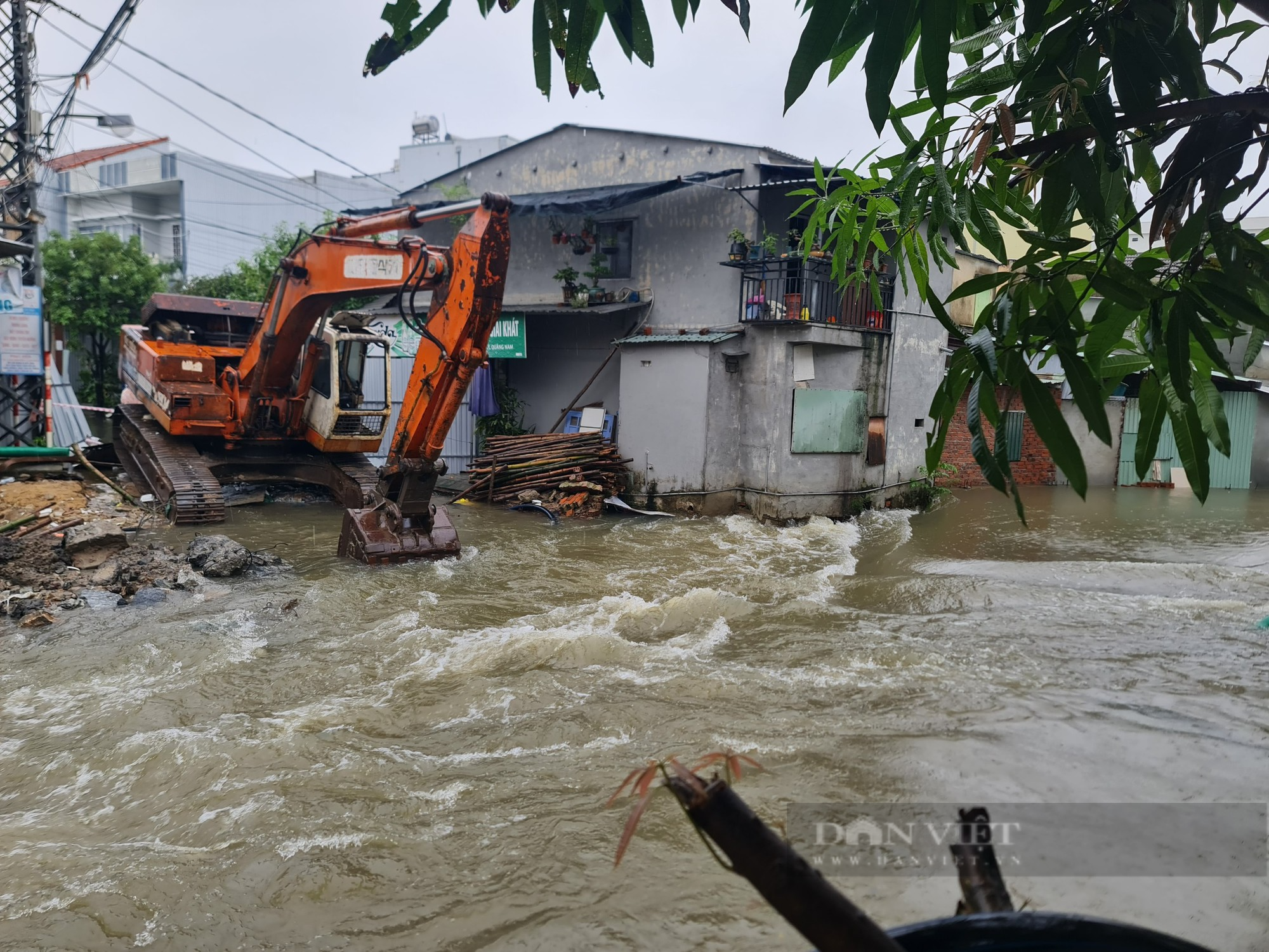 Quảng Nam: Nước cuồn cuộn đổ về, người dân nơm nớp nỗi lo nhà bị sạt lở - Ảnh 7.