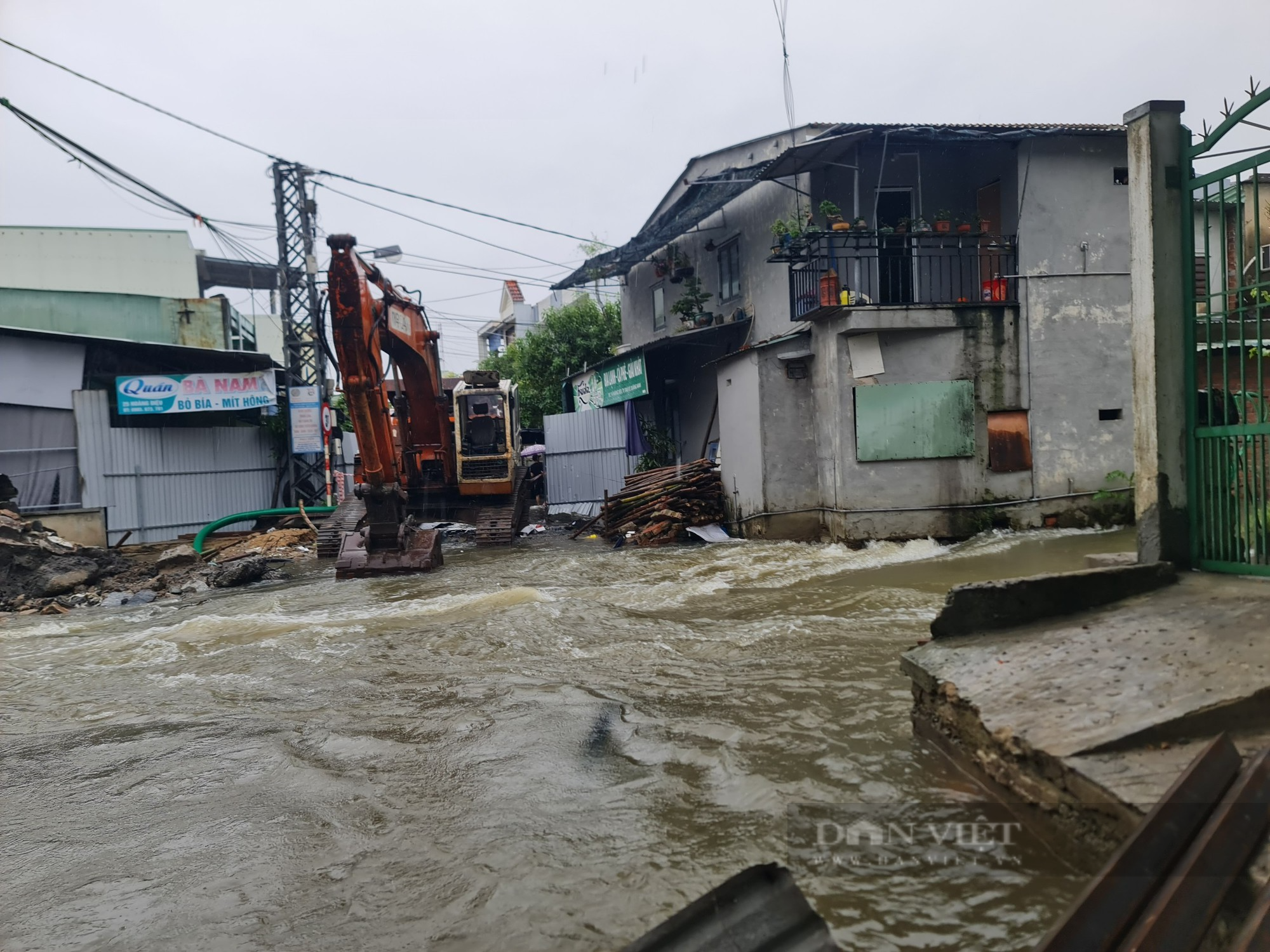 Quảng Nam: Nước cuồn cuộn đổ về, người dân nơm nớp nỗi lo nhà bị sạt lở - Ảnh 9.
