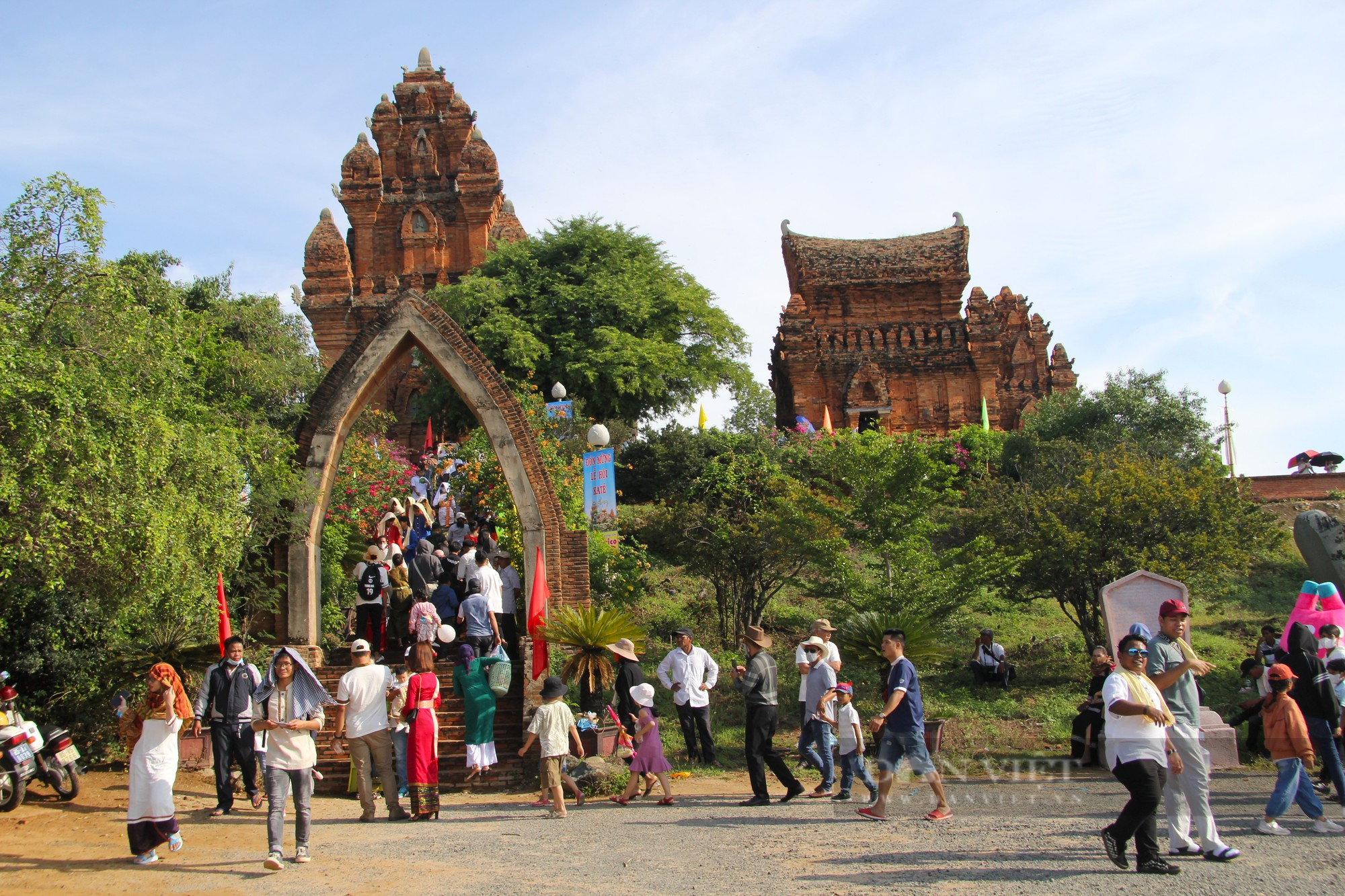 Hàng ngàn người Chăm dâng cúng lễ Katê tại tháp Chăm Pô Klong Grai ở Ninh Thuận - Ảnh 1.