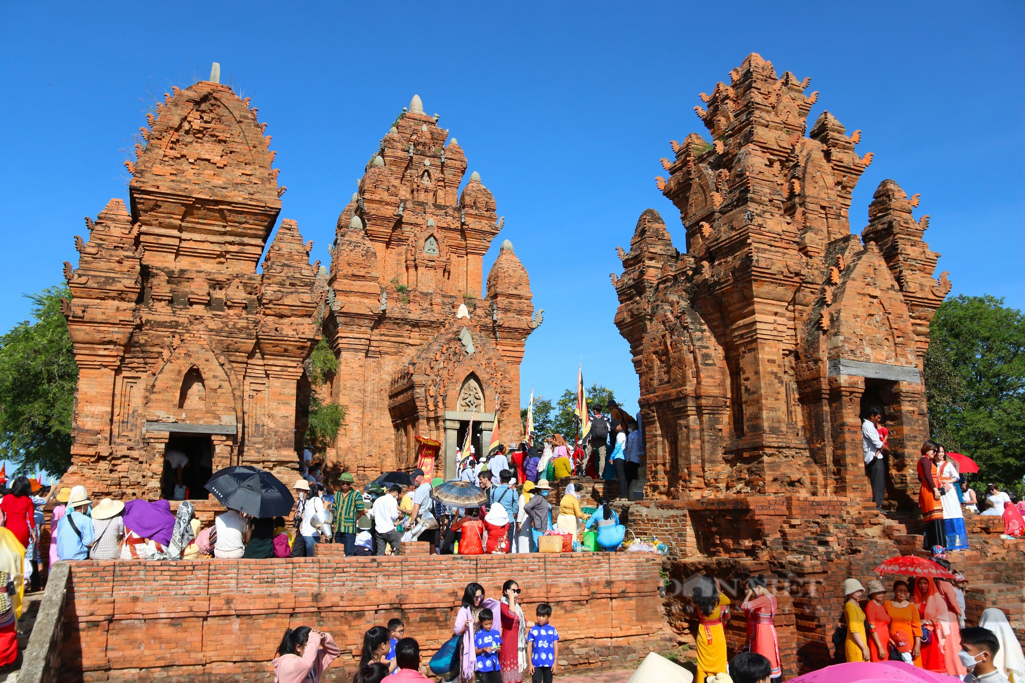 Hàng ngàn người Chăm dâng cúng lễ Katê tại tháp Chăm Pô Klong Grai ở Ninh Thuận - Ảnh 4.