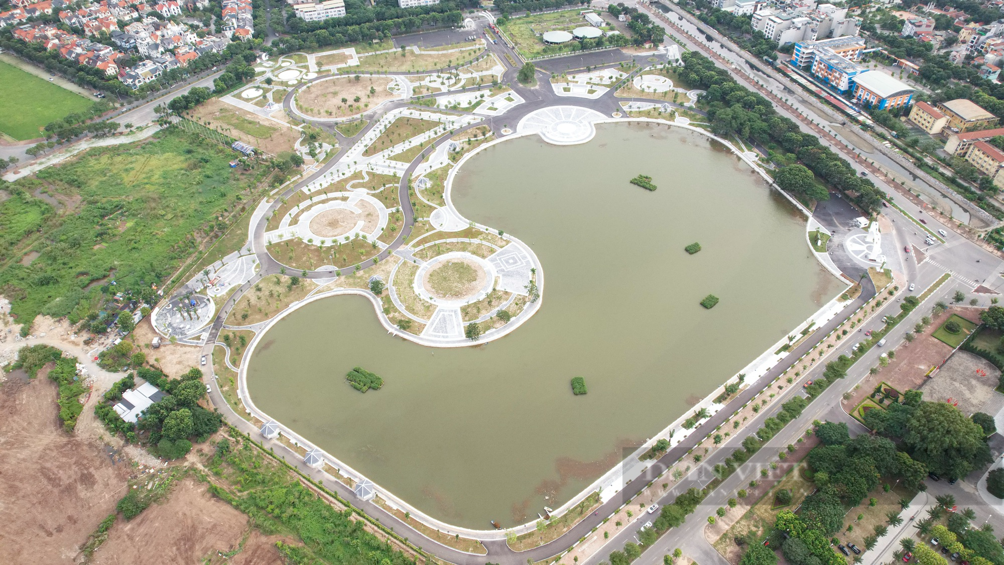 Mãn nhãn với công viên gần 100 tỷ rộng nhất quận Long Biên  - Ảnh 1.