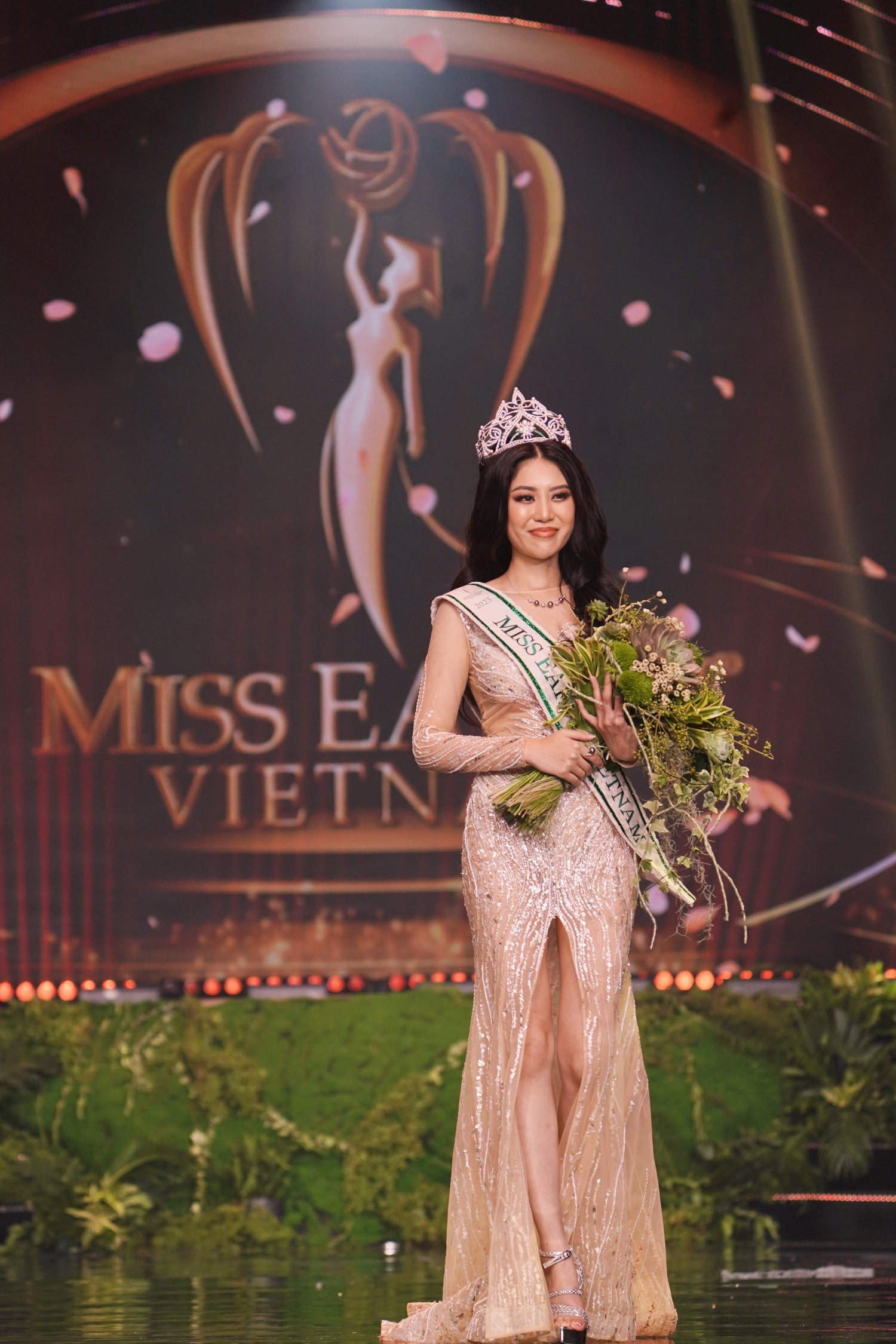 Đỗ Thị Lan Anh Miss Earth Vietnam 2023: Từ cô bé 1 tuổi rời Việt Nam đến chủ nhân vương miện 1 tỷ đồng - Ảnh 1.